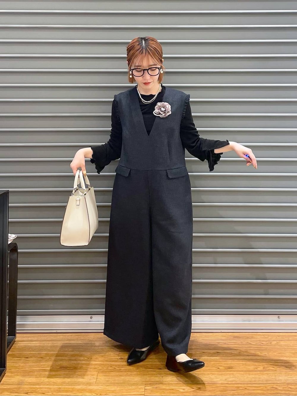 ブラック系のサロペット/オーバーオール、ホワイト系のショルダーバッグ、ブラック系のショルダーバッグを着用したレディースの冬コーディネートの5枚目の写真