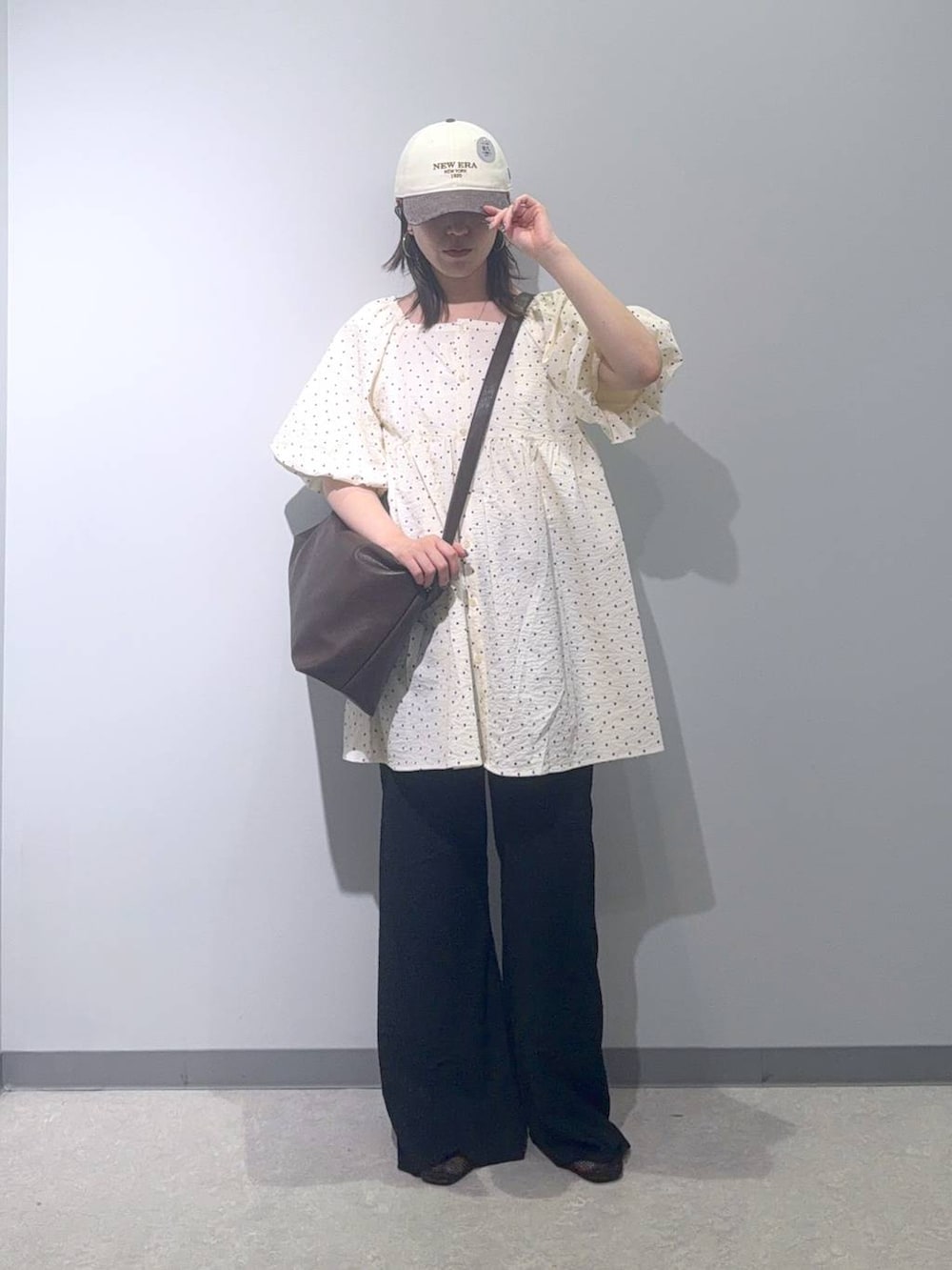 ブラック系のその他パンツ、ブラウン系のショルダーバッグ、その他のシャツ/ブラウスを着用したレディースの夏コーディネートの2枚目の写真