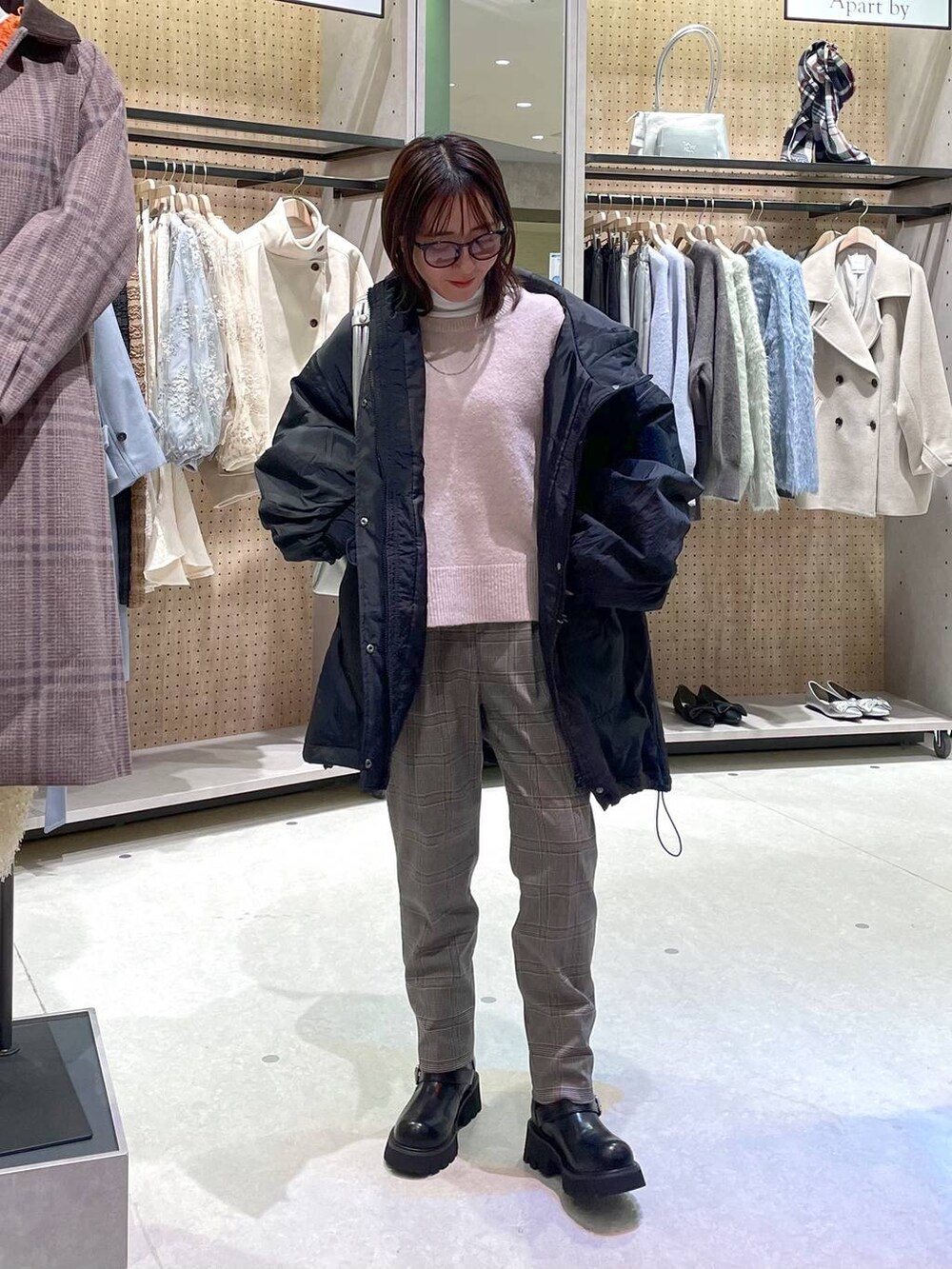 「低身長、カジュアル、ベーシック/シンプル、体型カバー、高見え、ゆったり、LEPSIM」|「GLOBAL WORKのあったかウツクシルエットテーパードパンツ/115428(その他パンツ、グレー系)」を使った、manaさん(レディース・153cm)の冬コーディネートの6枚目の写真