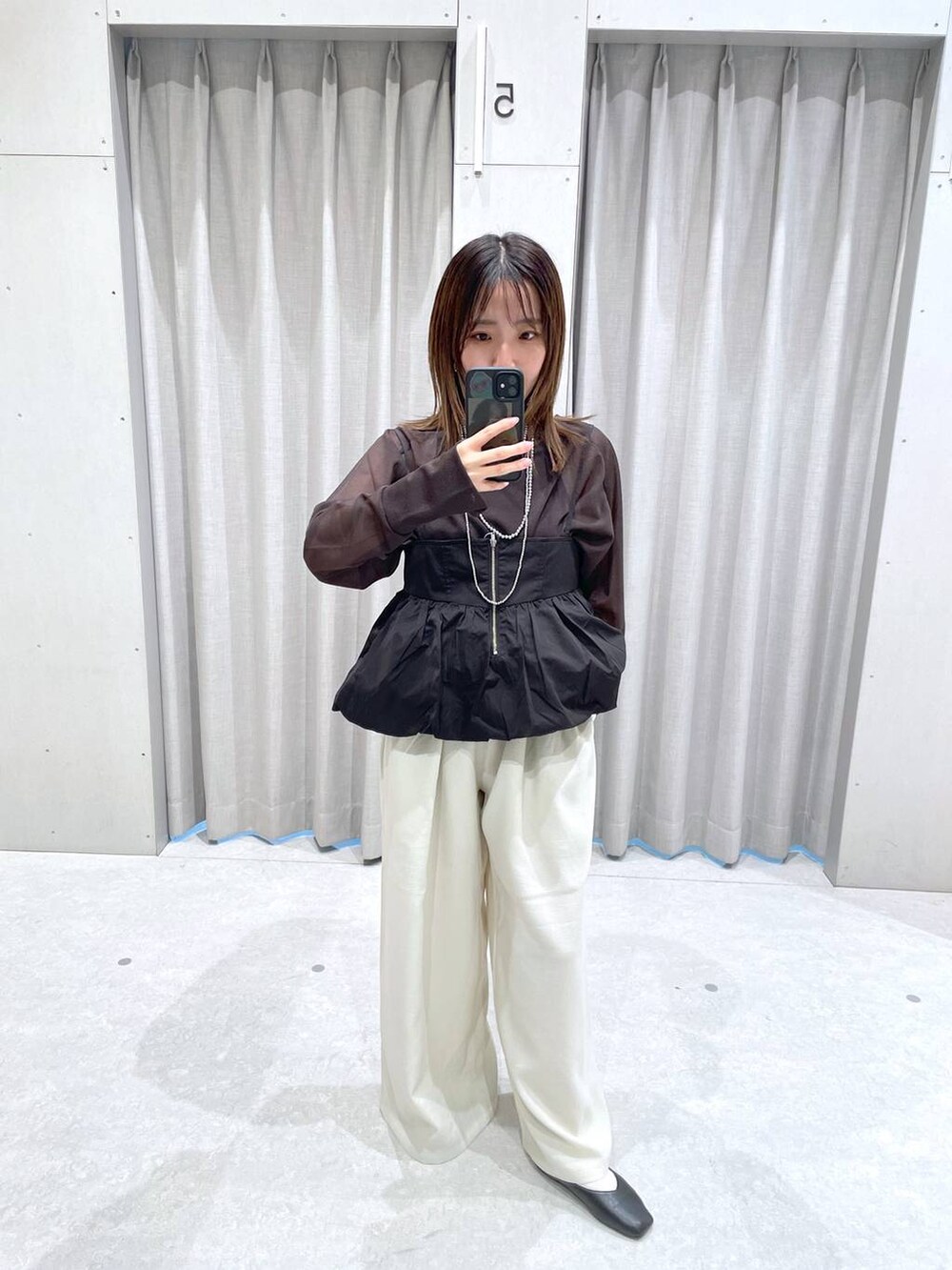 ホワイト系のその他パンツ、ブラウン系のTシャツ/カットソー、ブラック系のキャミソールを着用したレディースの春コーディネートの2枚目の写真