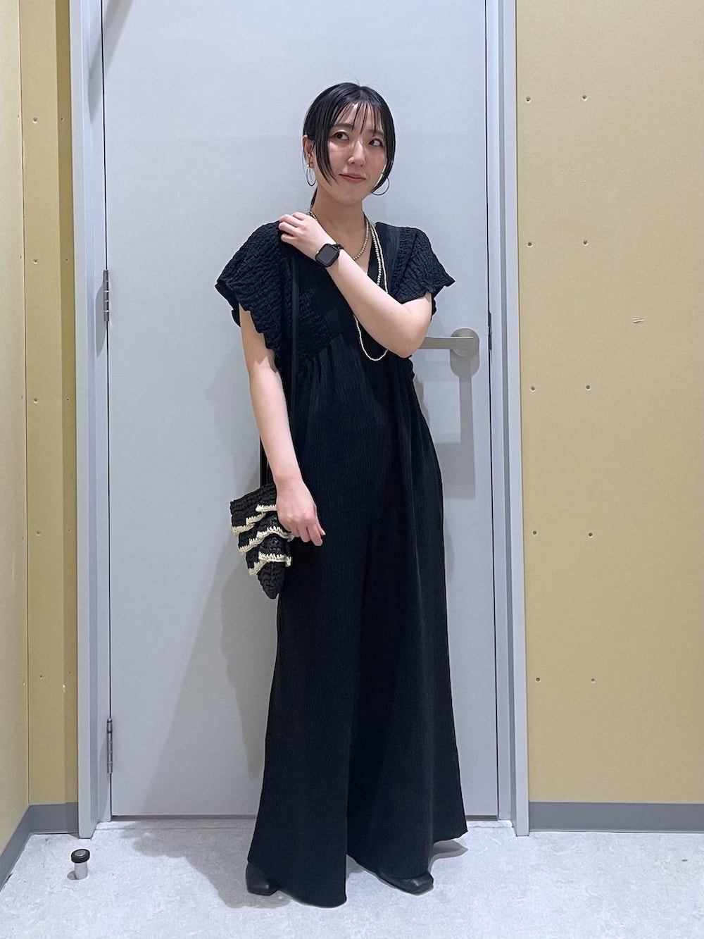 「大人カジュアル、低身長、カジュアル、ベーシック/シンプル、高見え、ゆったり、モノトーン、シンプルコーデ、きれいめカジュアル」｜「LAKOLEのペーパーフリルショルダーバッグ / 286390（ショルダーバッグ、ブラック系）」を使った、manaさん（レディース・153cm）の春コーディネートの5枚目の写真