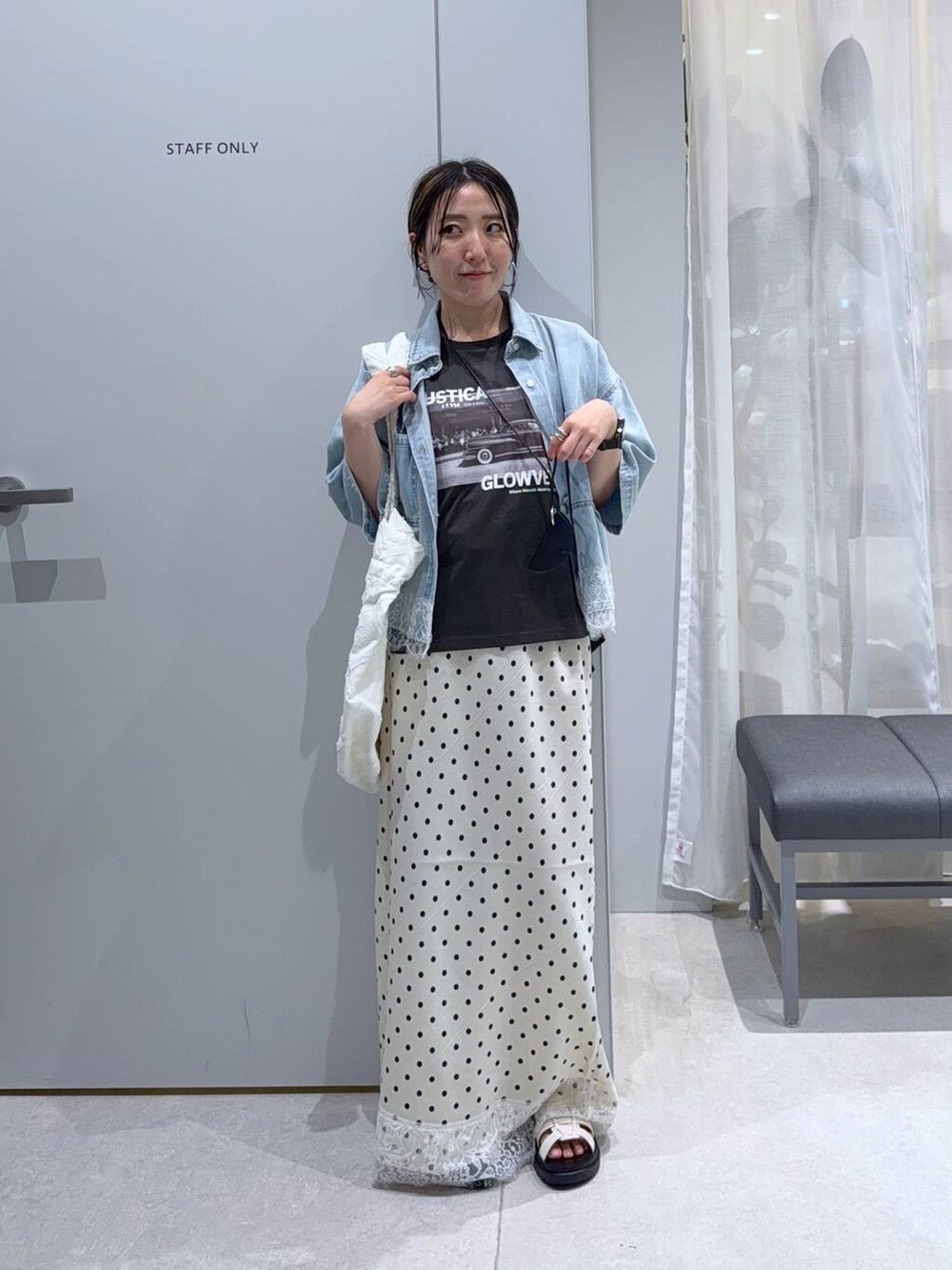グレー系のTシャツ/カットソー、ホワイト系のサンダル、ベージュ系のトートバッグを着用したレディースの春コーディネートの2枚目の写真