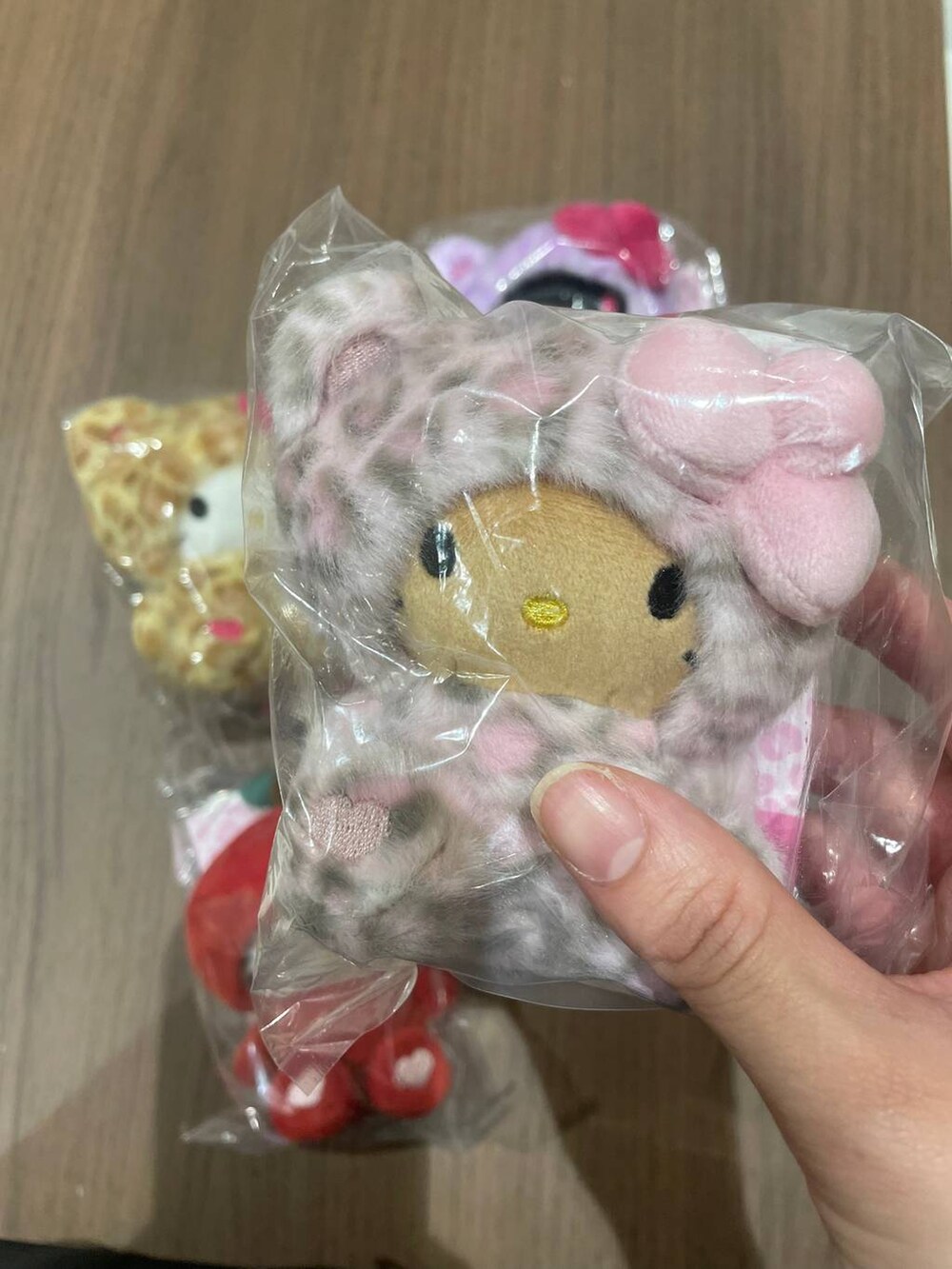 ピンク系のチャームを着用したレディースの秋コーディネートの2枚目の写真