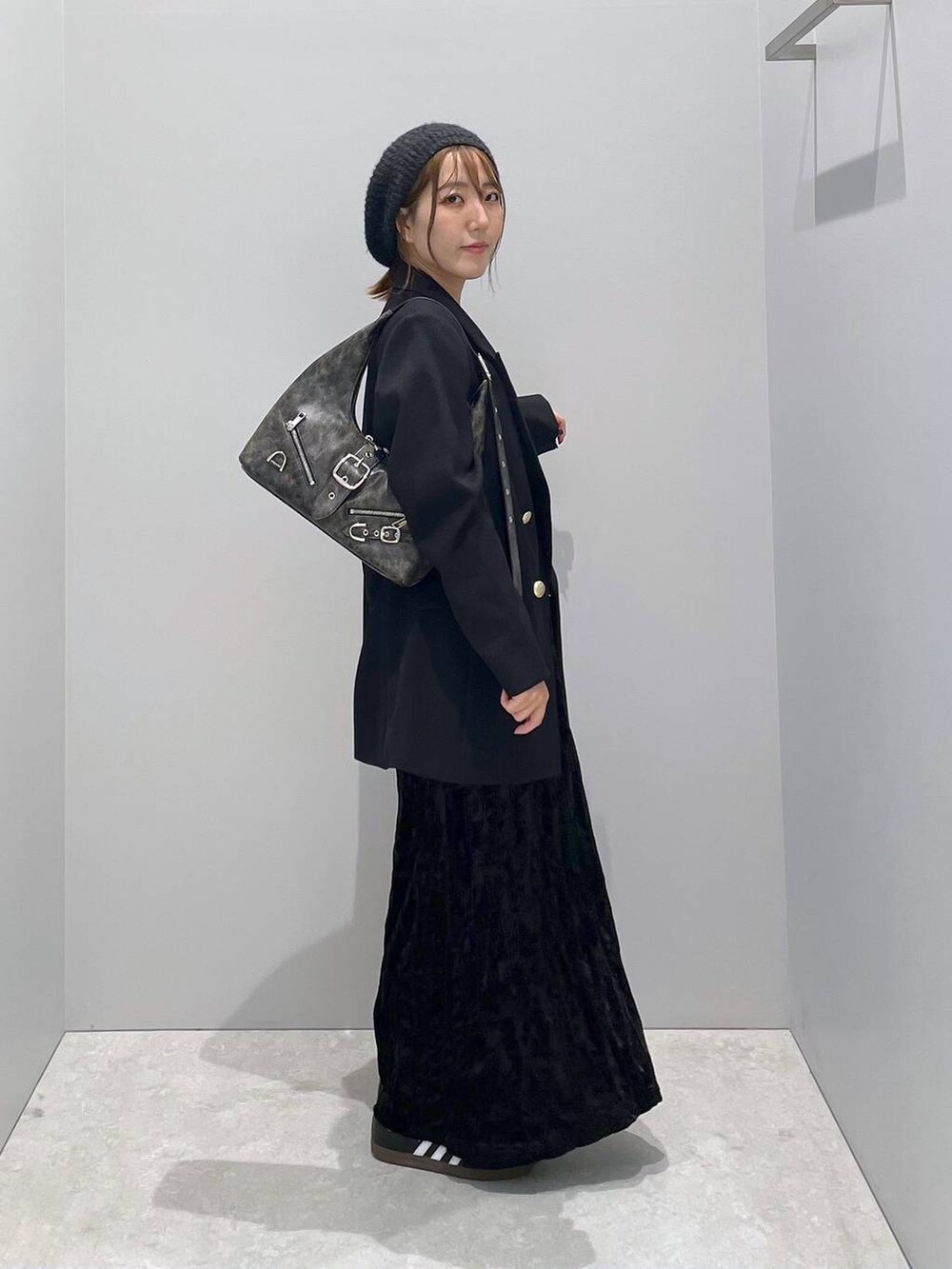 「低身長、カジュアル、ベーシック/シンプル、体型カバー、高見え、ゆったり、LEPSIM」｜「A part byの【セットアップ対応】Ｗテーラードスリットジャケット（テーラードジャケット、ブラック系）」を使った、manaさん（レディース・153cm）の秋コーディネートの3枚目の写真