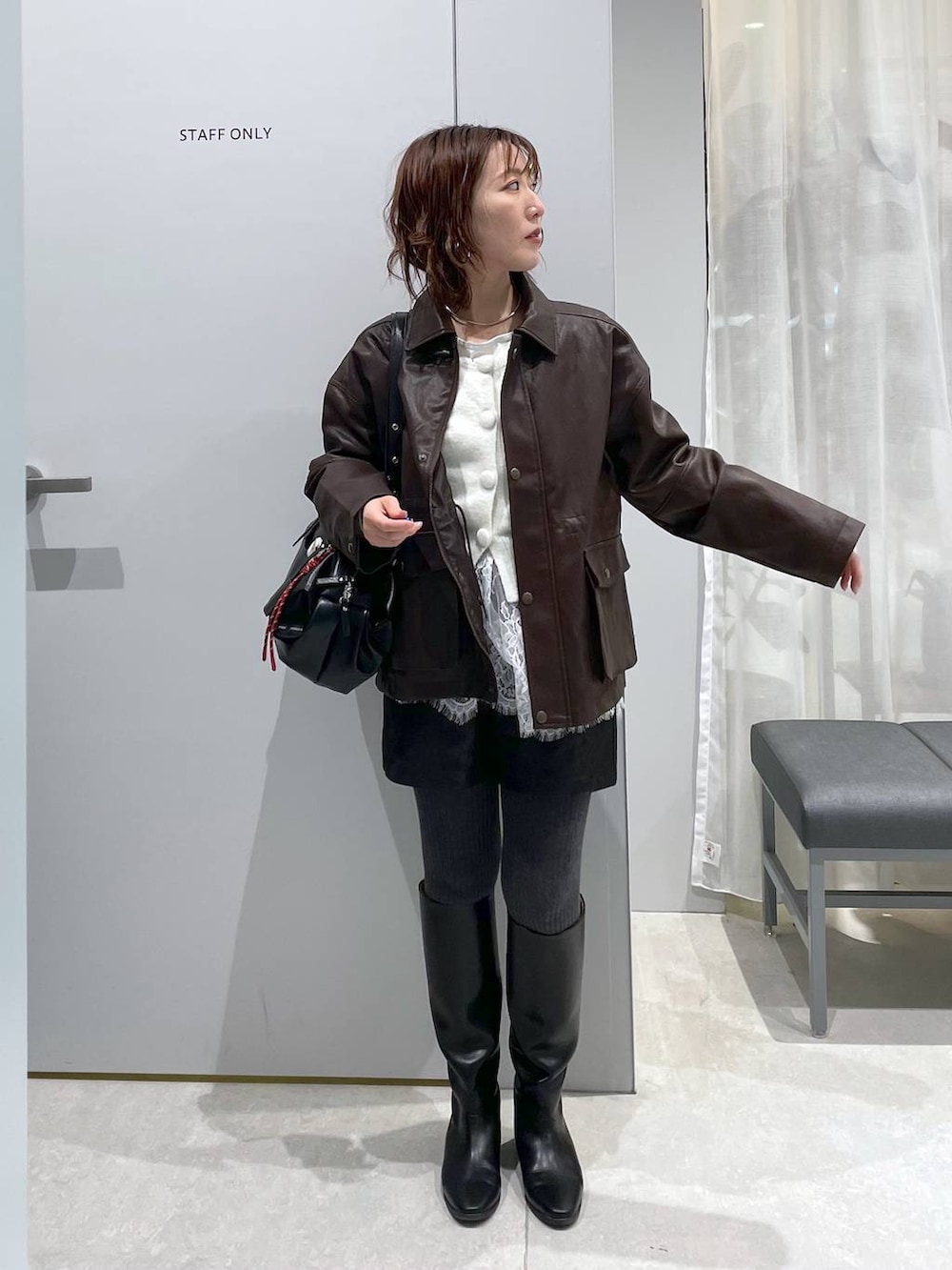 ブラック系のその他パンツ、ブラウン系のミリタリージャケット、ブラック系のボストンバッグを着用したレディースの春コーディネートの5枚目の写真