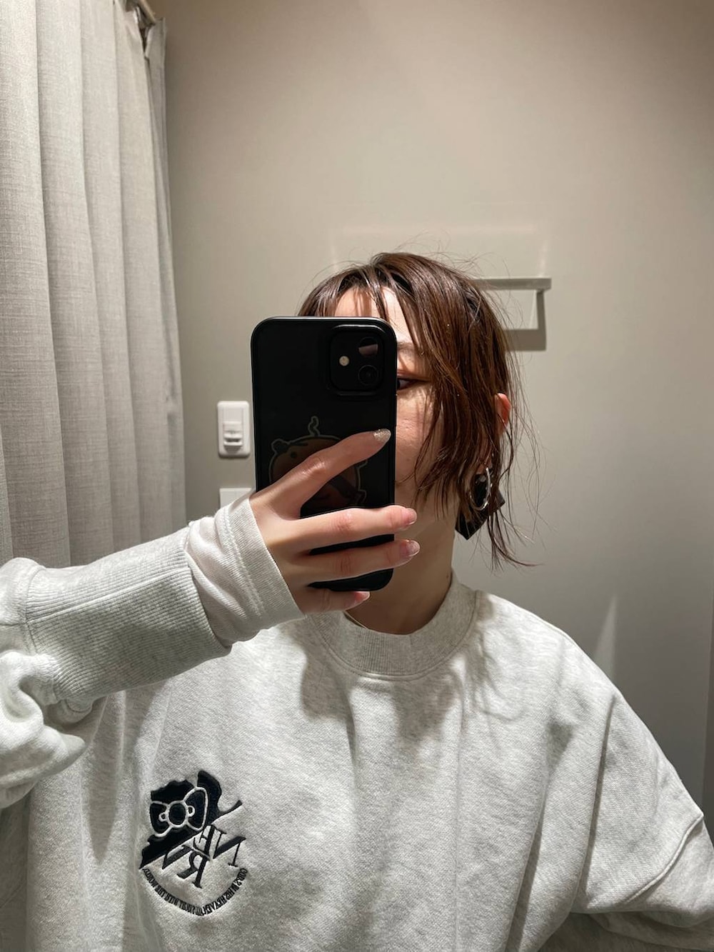 ベージュ系のスウェット、ブラック系のバレッタ/ヘアクリップを着用したレディースの冬コーディネートの3枚目の写真