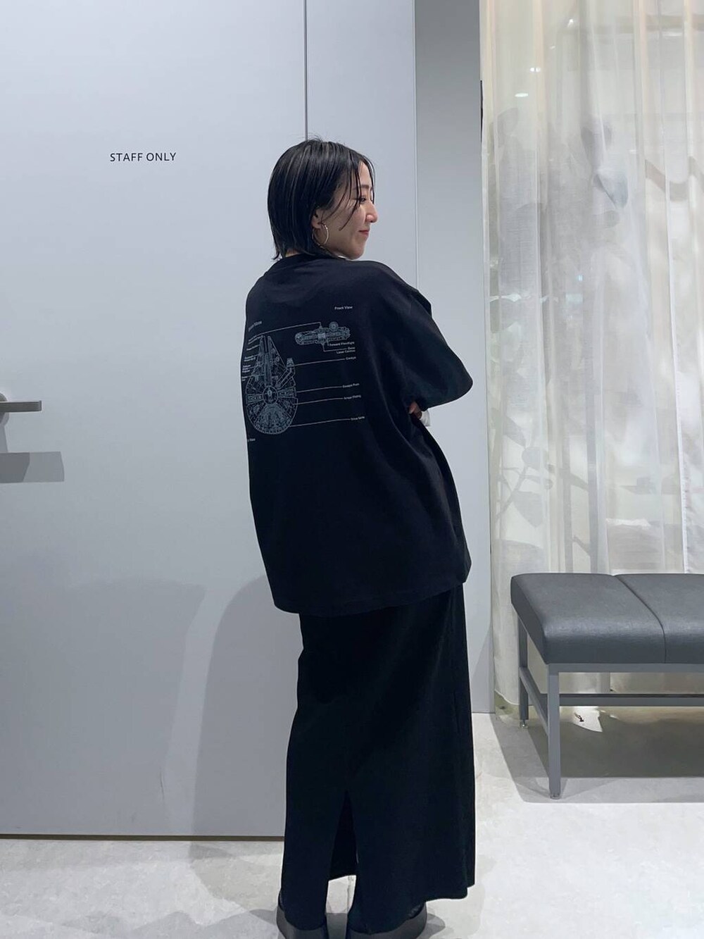 ブラック系のスカート、ホワイト系のTシャツ/カットソー、ブラック系のサンダルを着用したレディースの春コーディネートの3枚目の写真
