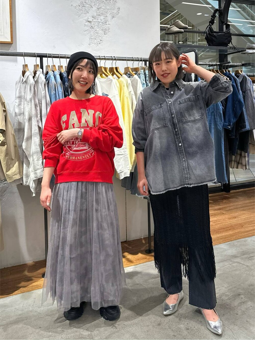 レッド系のスウェット、ホワイト系のスカート、グレー系のシャツ/ブラウスを着用したレディースの春コーディネートの4枚目の写真