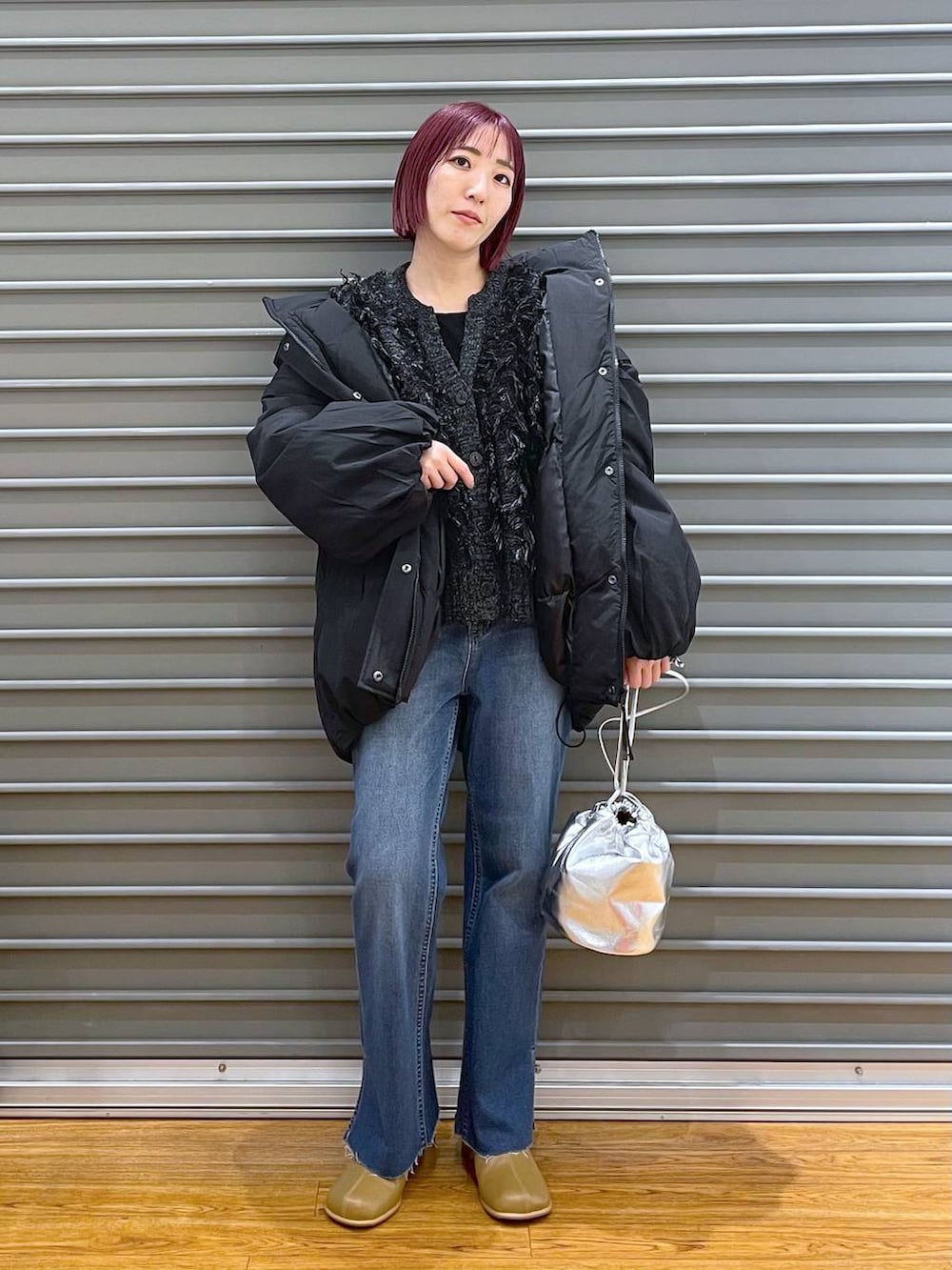 ブラック系のその他アウター、ブルー系のデニムパンツ、ブラウン系のブーツを着用したレディースの冬コーディネートの2枚目の写真