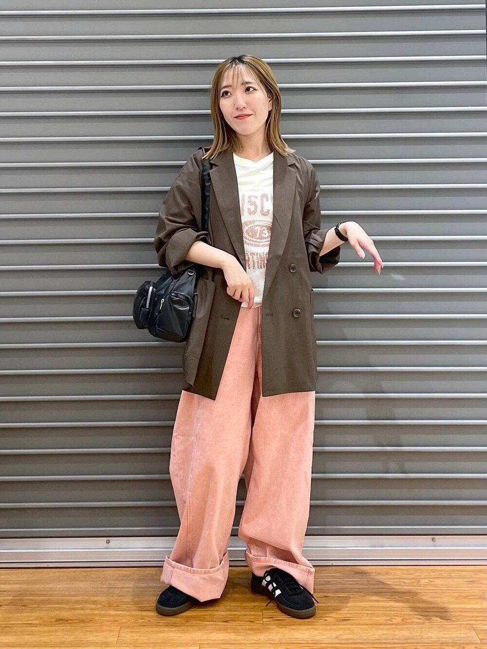 ホワイト系のTシャツ/カットソー、ブラック系のショルダーバッグ、ピンク系のデニムパンツを着用したレディースの夏コーディネートの2枚目の写真