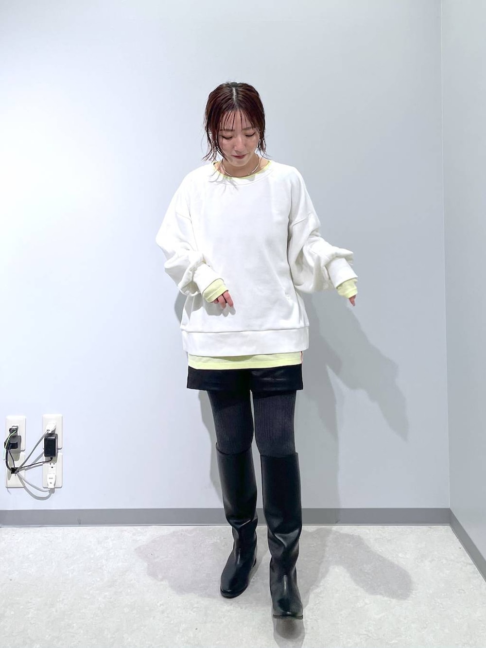 ブラック系のその他パンツ、ホワイト系のスウェットを着用したレディースの冬コーディネートの3枚目の写真