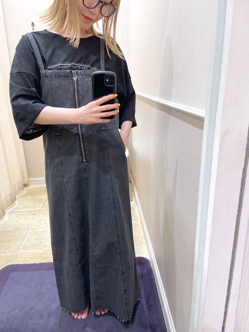 グレー系のワンピース、ブラック系のマタニティウェア/グッズを着用したレディースの夏コーディネートの2枚目の写真