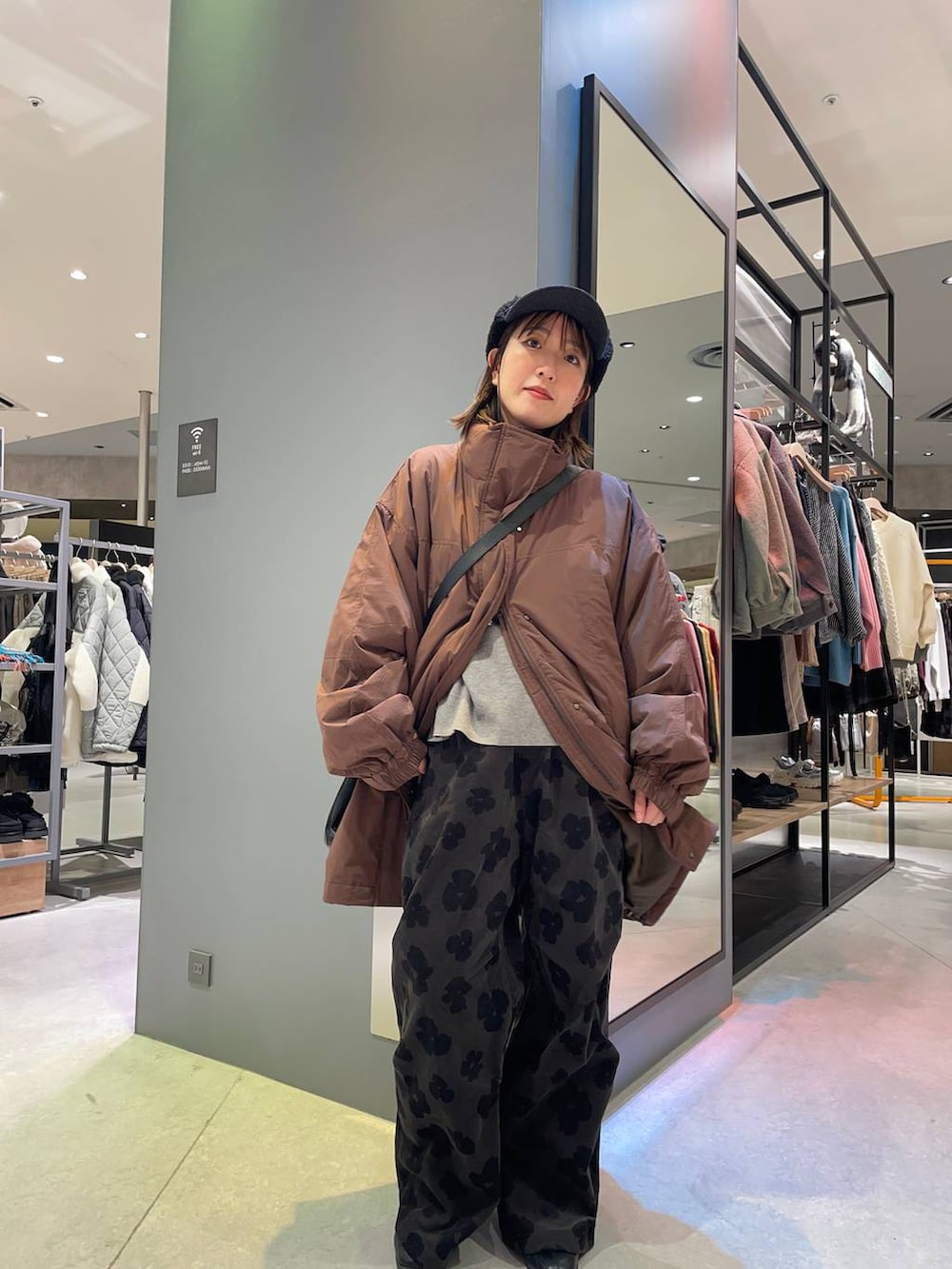 ブラック系のショルダーバッグ、ブラウン系のブルゾン、グレー系のその他パンツを着用したレディースの秋コーディネートの3枚目の写真