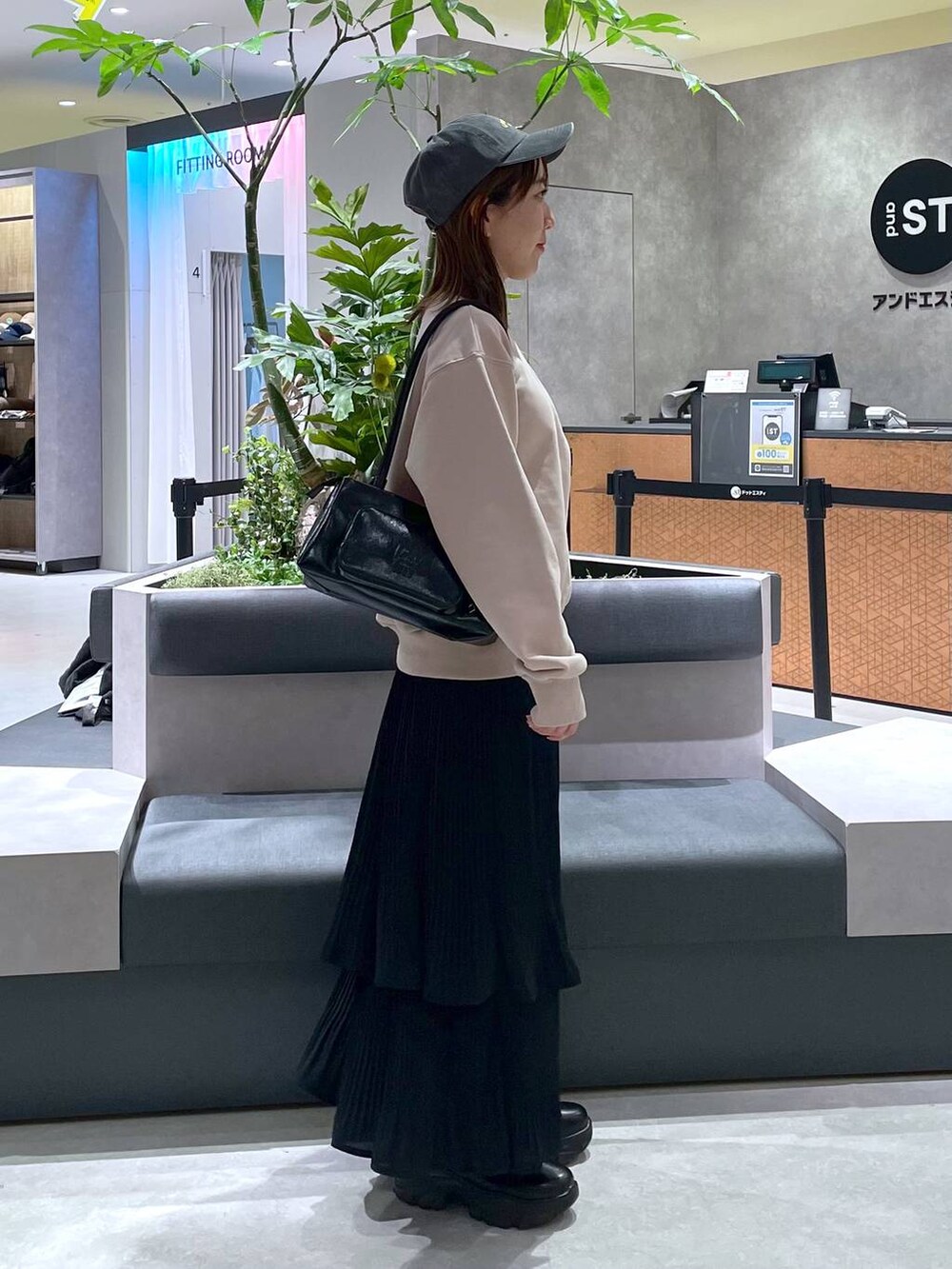 「低身長、カジュアル、ベーシック/シンプル、体型カバー、高見え、ゆったり、LEPSIM」｜「LOWRYS FARMの４ＲＯＯＭショルダーＢＡＧ138730（ショルダーバッグ、ブラック系）」を使った、manaさん（レディース・153cm）の冬コーディネートの3枚目の写真