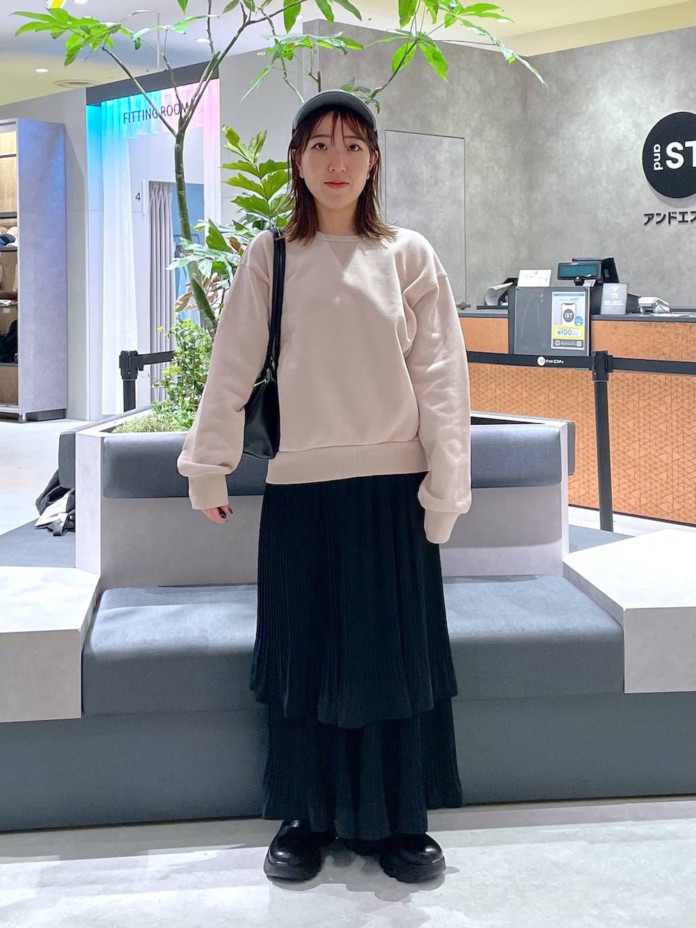 「低身長、カジュアル、ベーシック/シンプル、体型カバー、高見え、ゆったり、LEPSIM」｜「LOWRYS FARMの４ＲＯＯＭショルダーＢＡＧ138730（ショルダーバッグ、ブラック系）」を使った、manaさん（レディース・153cm）の冬コーディネートの2枚目の写真