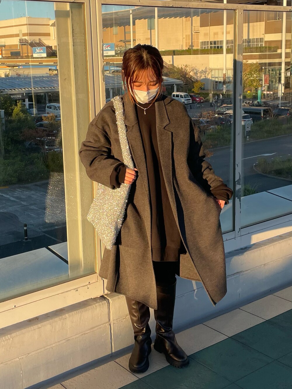 「パンツスタイル、シンプルコーデ、冬服、モノトーンコーデ、ビッグシルエット、ブーツスタイル、ファッションを楽しもう、おしゃれさんと繋がりたい、JEANASIS、LEPSIM、Heather、WHO’S WHO gallery、カジュアルコーデ、低身長コーデ、低身長女子」｜「JEANASISのショートビーバーリバーロングコート/890430（その他アウター、グレー系）」を使った、manaさん（レディース・153cm）の秋コーディネートの3枚目の写真