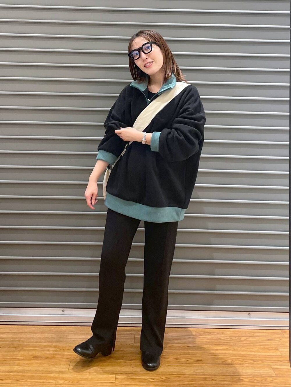 ブラック系のその他パンツ、ブラック系のTシャツ/カットソー、ブラック系のブーツを着用したレディースの冬コーディネートの2枚目の写真