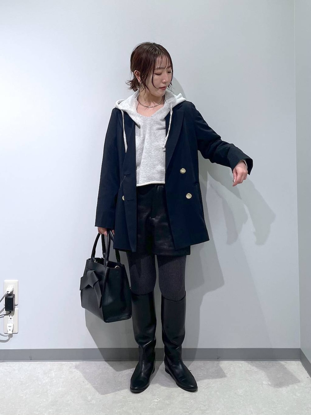 ブラック系のその他パンツ、ブルー系のテーラードジャケット、ブラック系のハンドバッグを着用したレディースの冬コーディネートの2枚目の写真