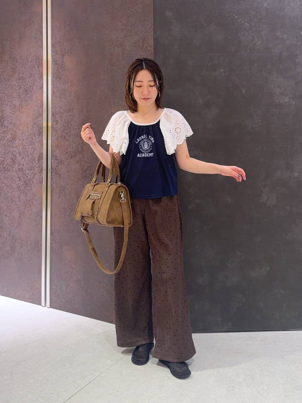 ブルー系のTシャツ/カットソー、ブラウン系のボストンバッグ、ブラウン系のその他パンツを着用したレディースの夏コーディネートの2枚目の写真