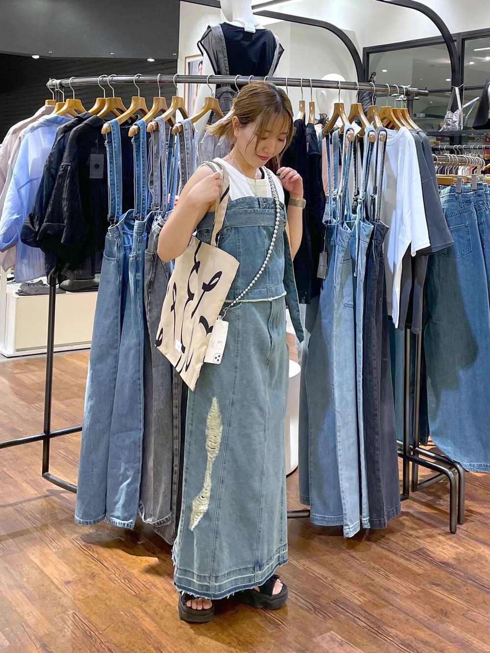 「低身長、カジュアル、ベーシック/シンプル、体型カバー、高見え、ゆったり、LEPSIM」｜「LEPSIMのマルチWAYスマホストラップ　110335（スマホグッズ、シルバー系）」を使った、manaさん（レディース・153cm）の夏コーディネートの4枚目の写真