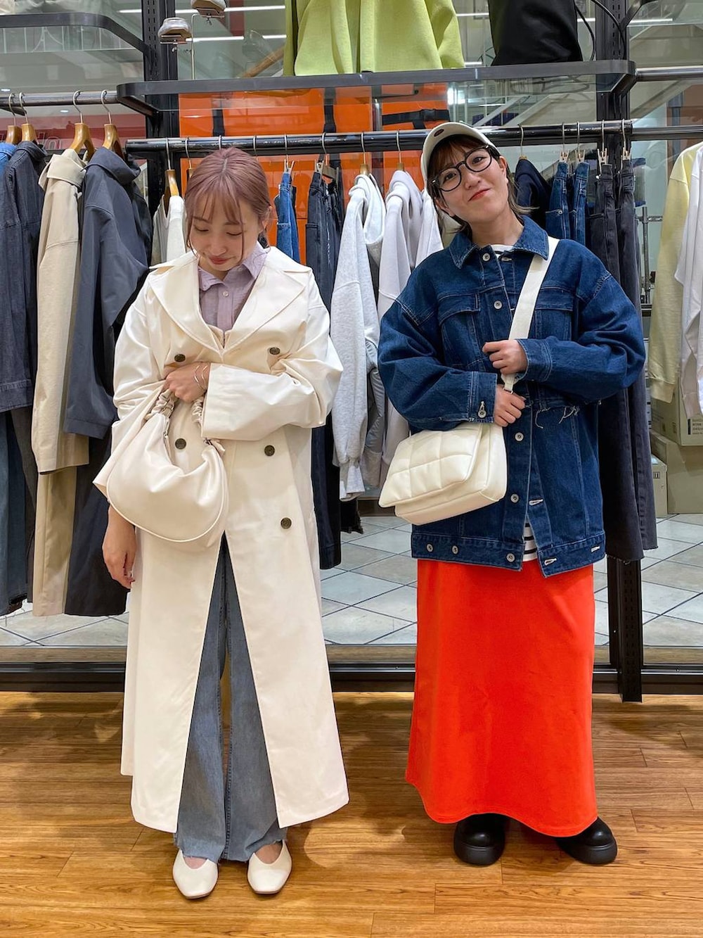 パープル系のシャツ/ブラウス、ベージュ系のニット/セーター、レッド系のスカートを着用したレディースの春コーディネートの2枚目の写真