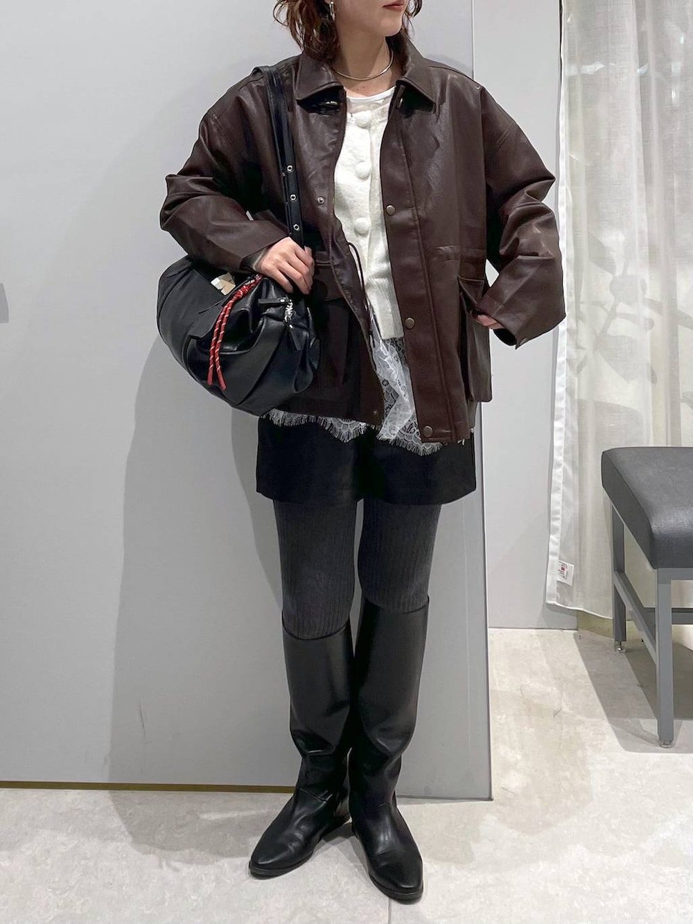 ブラック系のその他パンツ、ブラウン系のミリタリージャケット、ブラック系のボストンバッグを着用したレディースの春コーディネートの2枚目の写真