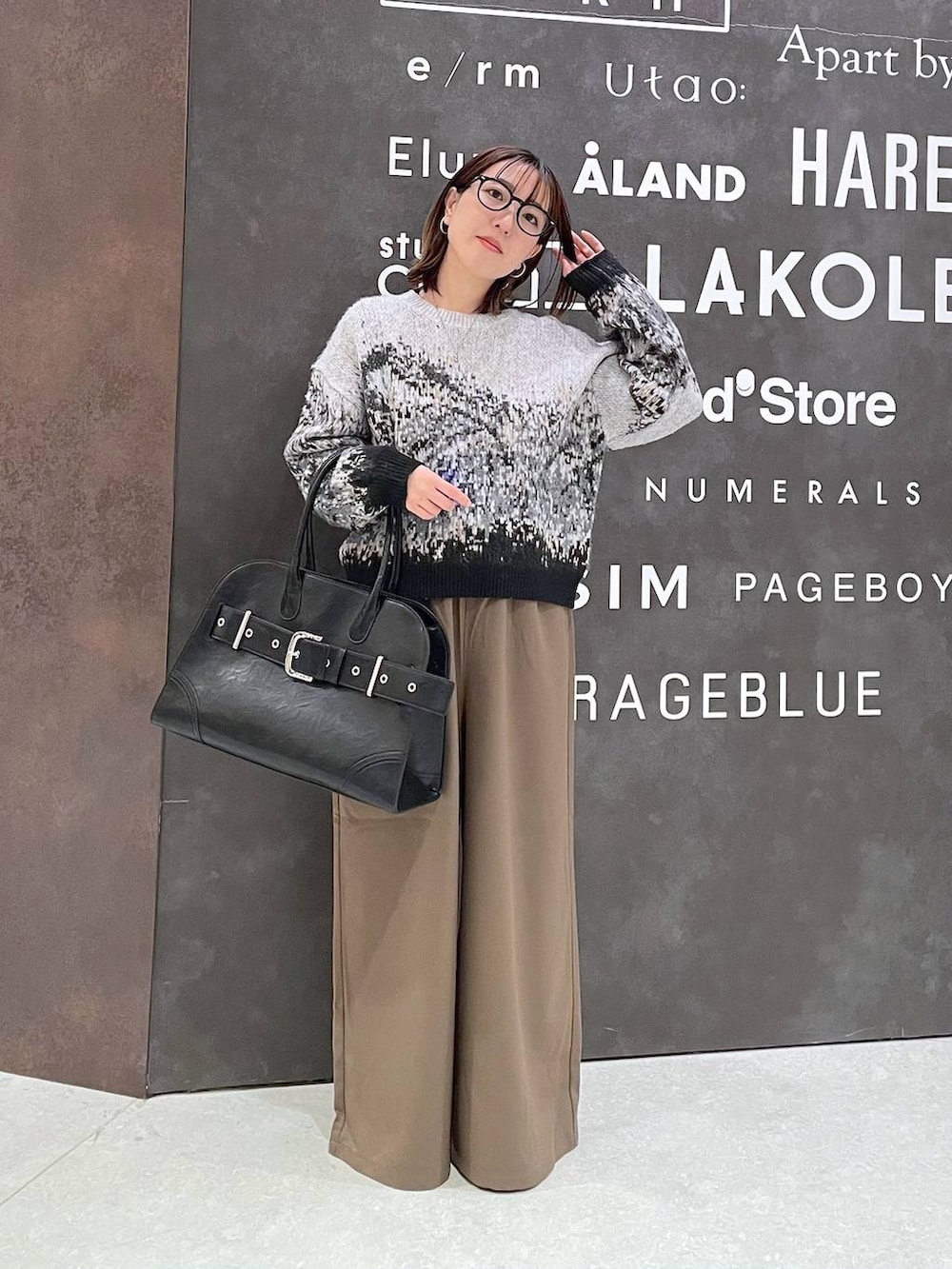 ブラウン系のその他パンツ、ブラック系のショルダーバッグ、グレー系のニット/セーターを着用したレディースの冬コーディネートの4枚目の写真