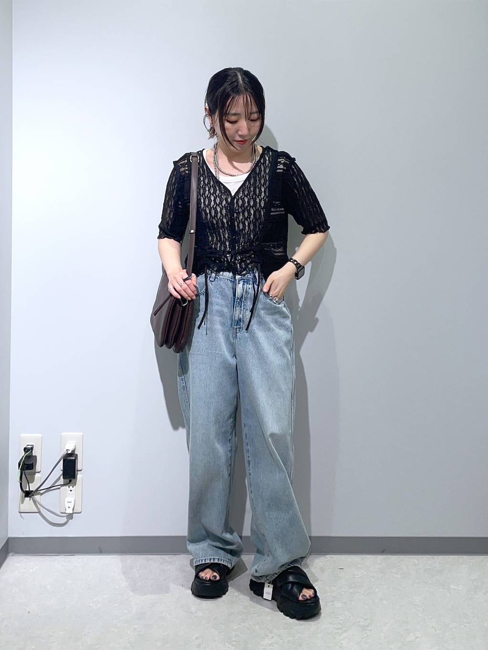 「低身長、カジュアル、ベーシック/シンプル、高見え、ゆったり、モノトーン、シンプルコーデ、大人カジュアル、きれいめカジュアル」｜「GLOBAL WORKのGOODデニムバギーパンツ/118365（デニムパンツ、ブルー系）」を使った、manaさん（レディース・153cm）の夏コーディネートの2枚目の写真