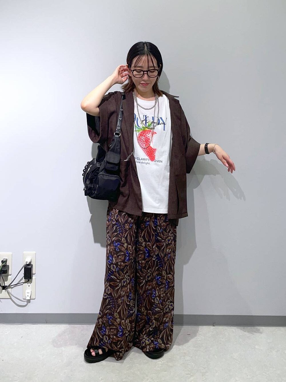 ブラック系のサンダル、ブラウン系のその他パンツ、ブラック系のショルダーバッグを着用したレディースの夏コーディネートの2枚目の写真