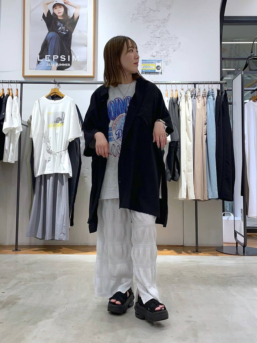 グレー系のその他パンツ、ベージュ系のTシャツ/カットソー、ブラック系のチュニックを着用したレディースの夏コーディネートの2枚目の写真