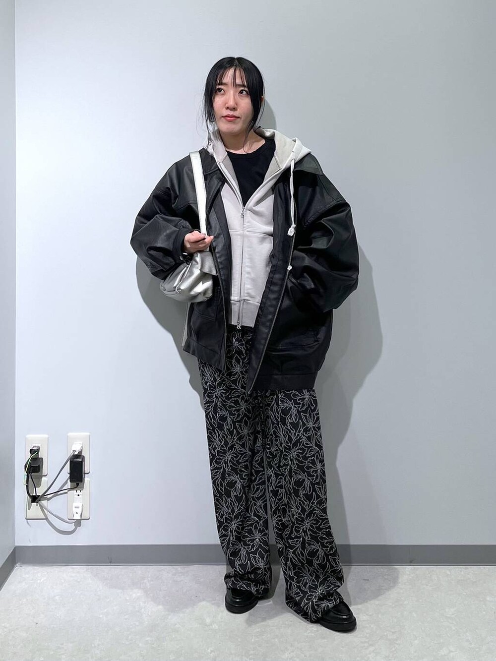 その他のショルダーバッグ、グレー系のパーカー、ブラック系のブルゾンを着用したレディースの春コーディネートの2枚目の写真