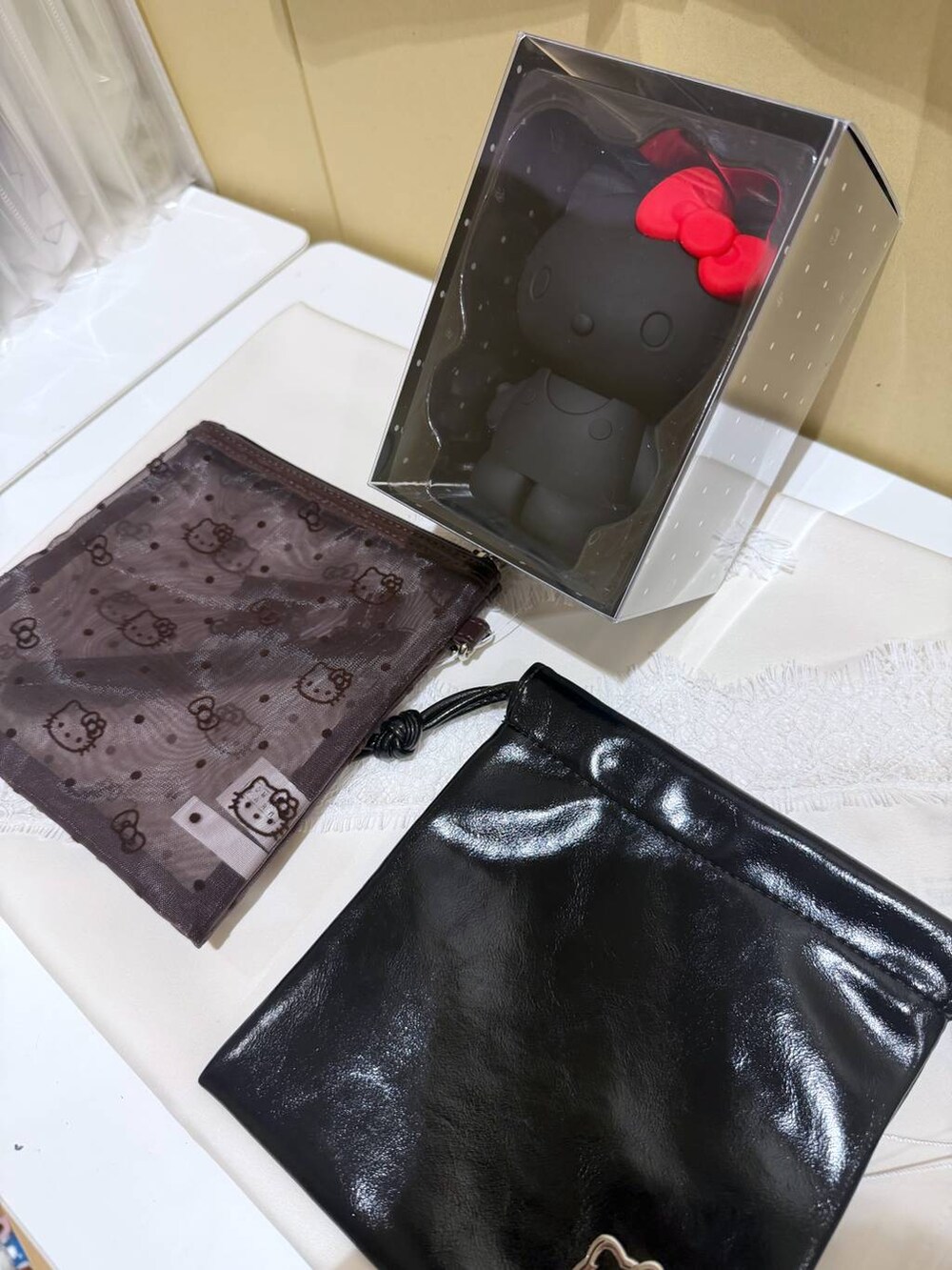ブラック系のフィギュア、ブラック系のポーチ、ブラック系のポーチを着用したレディースの夏コーディネートの2枚目の写真