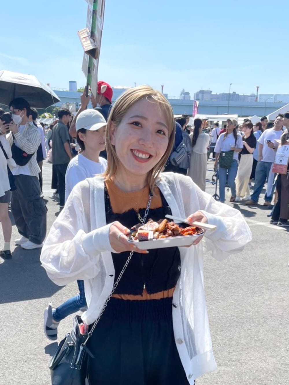 「お出かけコーデ、夏コーデ、オトナカジュアル、オトナ女子、大人コーデ、春夏コーデ、モノトーンコーデ、休日スタイル、低身長コーデ、アパレルスタッフ、ゆるコーデ、カーディガン、ワイドパンツ、ミニバッグ」｜「MOUSSYのFRINGE DENIM ビスチェ（ベスト、ブラック系）」を使った、manaさん（レディース・153cm）の春コーディネートの2枚目の写真