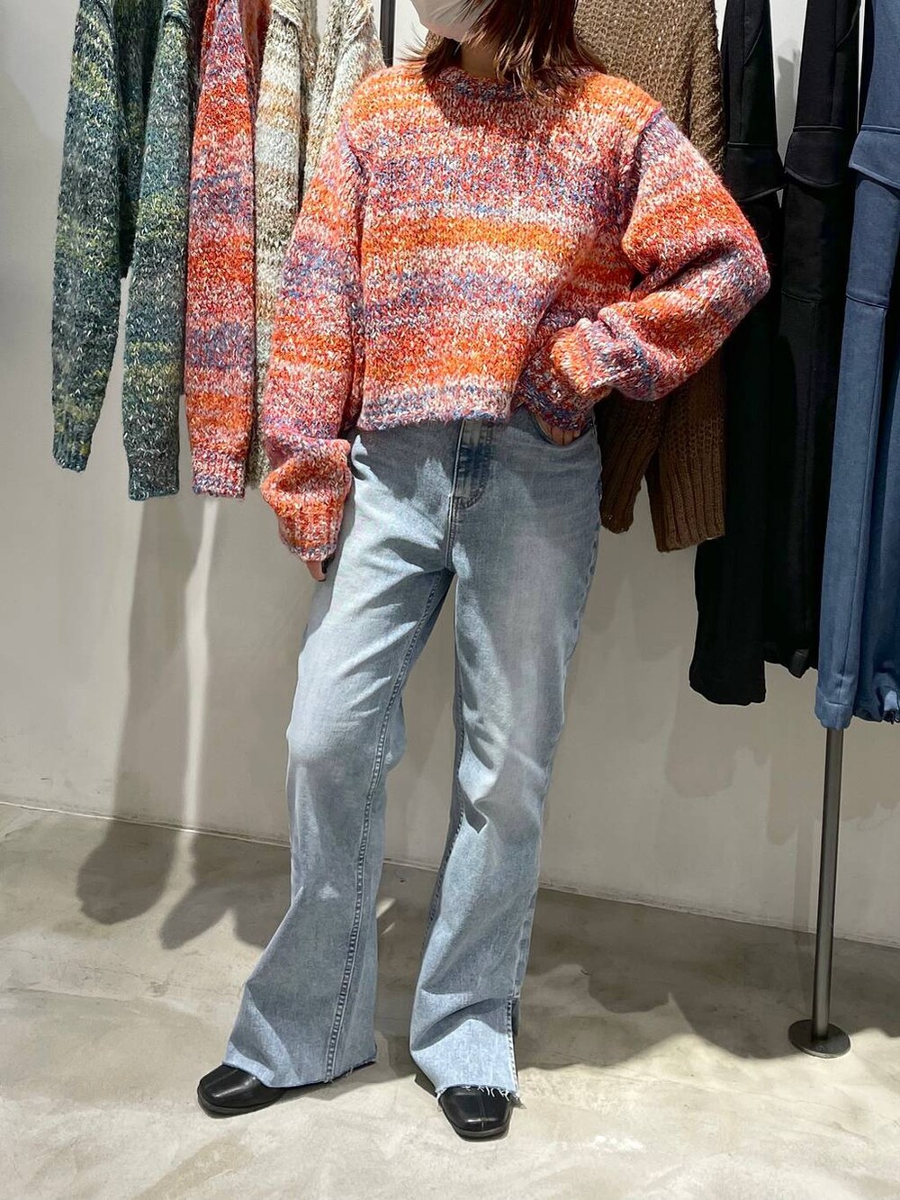 ブルー系のデニムパンツ、レッド系のニット/セーターを着用したレディースの冬コーディネートの2枚目の写真