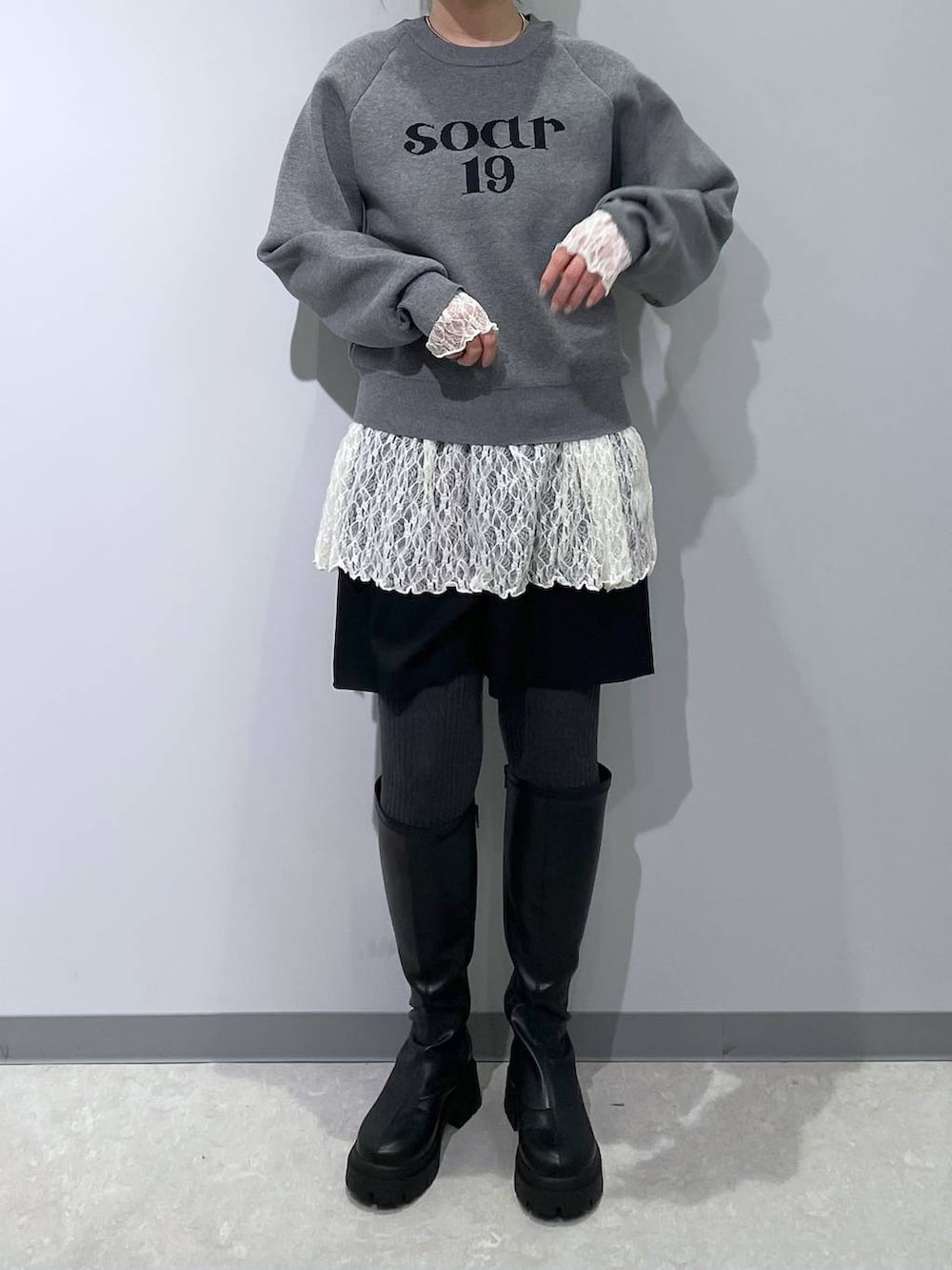 ブラック系のブーツ、ブラック系のその他パンツ、グレー系のニット/セーターを着用したレディースの冬コーディネートの4枚目の写真