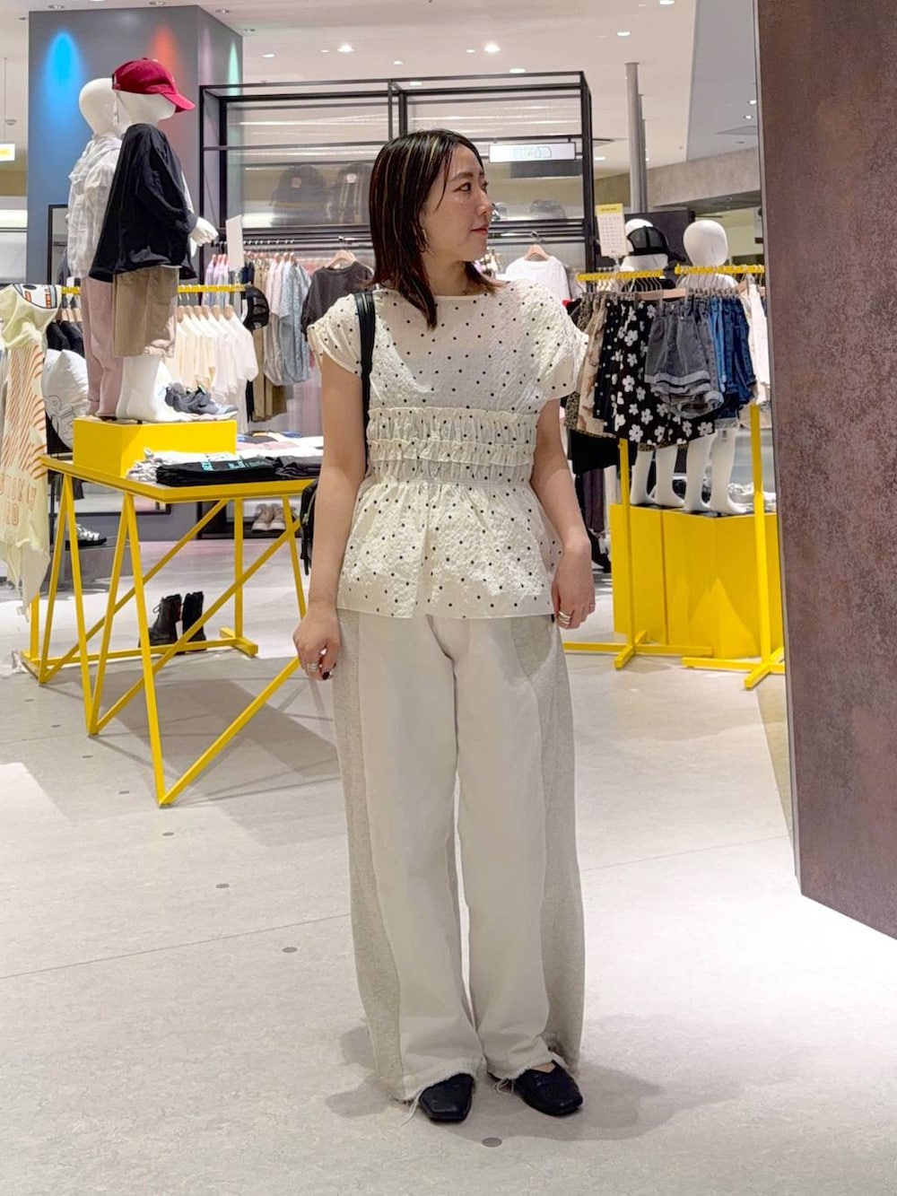 ホワイト系のデニムパンツ、ブラック系のショルダーバッグ、その他のシャツ/ブラウスを着用したレディースの夏コーディネートの2枚目の写真
