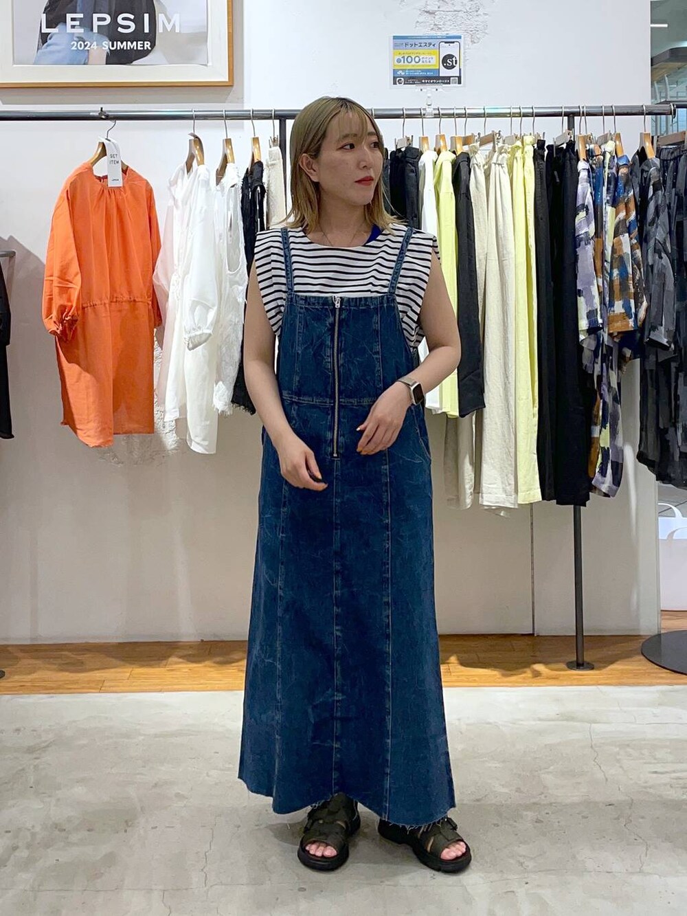 ホワイト系のTシャツ/カットソー、ブルー系のワンピース、グリーン系のサンダルを着用したレディースの夏コーディネートの2枚目の写真