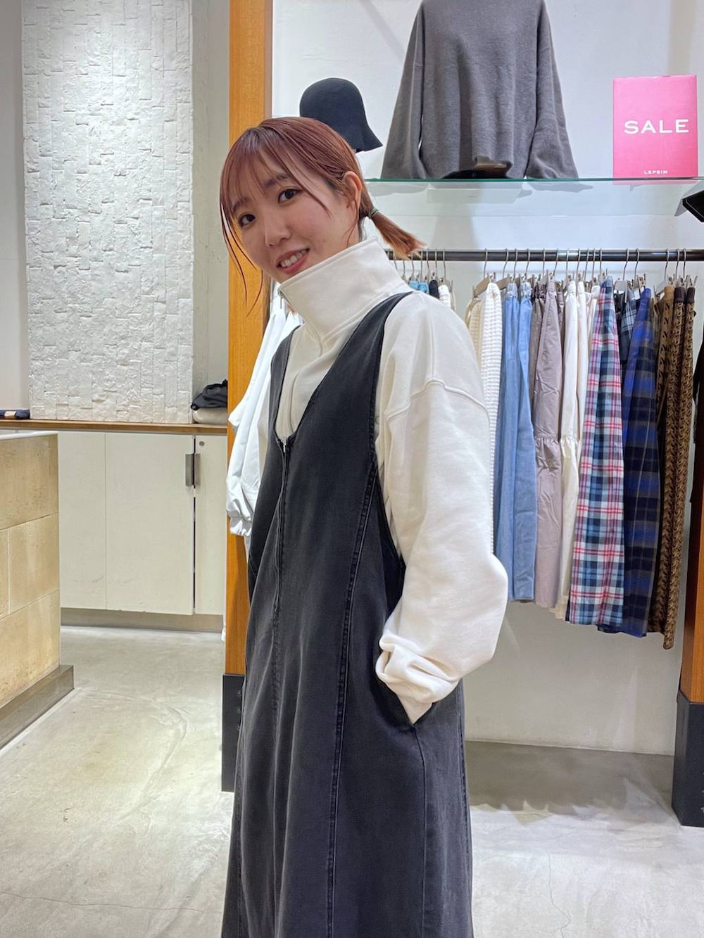 ブラック系のマタニティウェア/グッズ、ホワイト系のマタニティウェア/グッズを着用したレディースの冬コーディネートの2枚目の写真