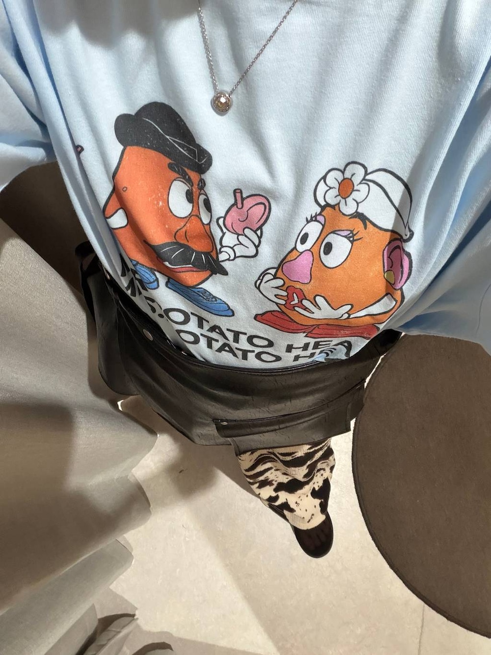ベージュ系のその他パンツ、ブルー系のTシャツ/カットソー、ブラック系のベルトを着用したレディースの夏コーディネートの2枚目の写真