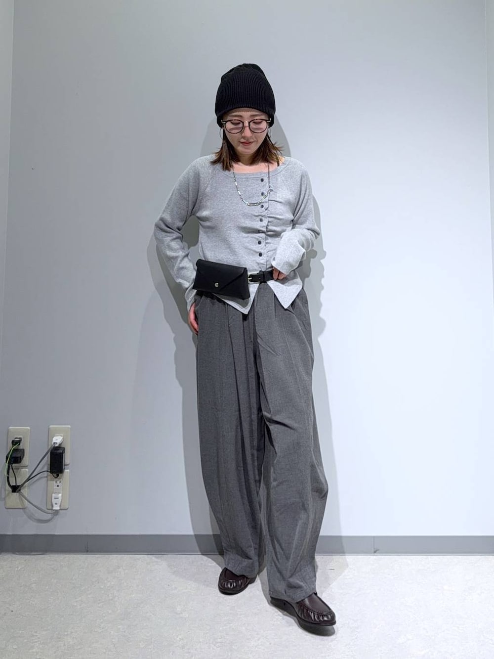 グレー系のニット/セーター、ブラウン系のローファー、グレー系のその他パンツを着用したレディースの秋コーディネートの3枚目の写真