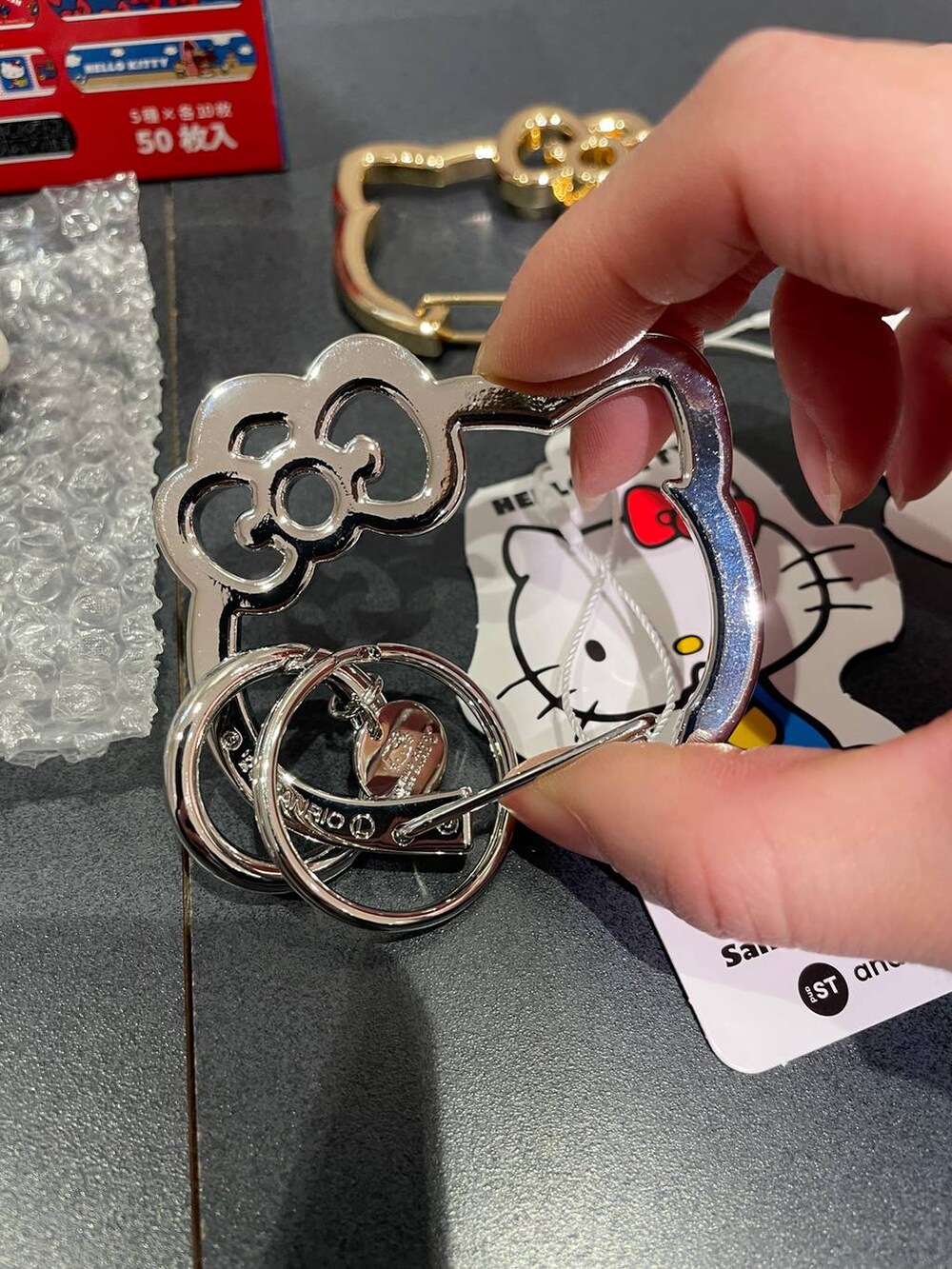 ブラック系の食器、シルバー系のキーホルダー、その他のその他ビューティーグッズを着用したレディースの冬コーディネートの3枚目の写真