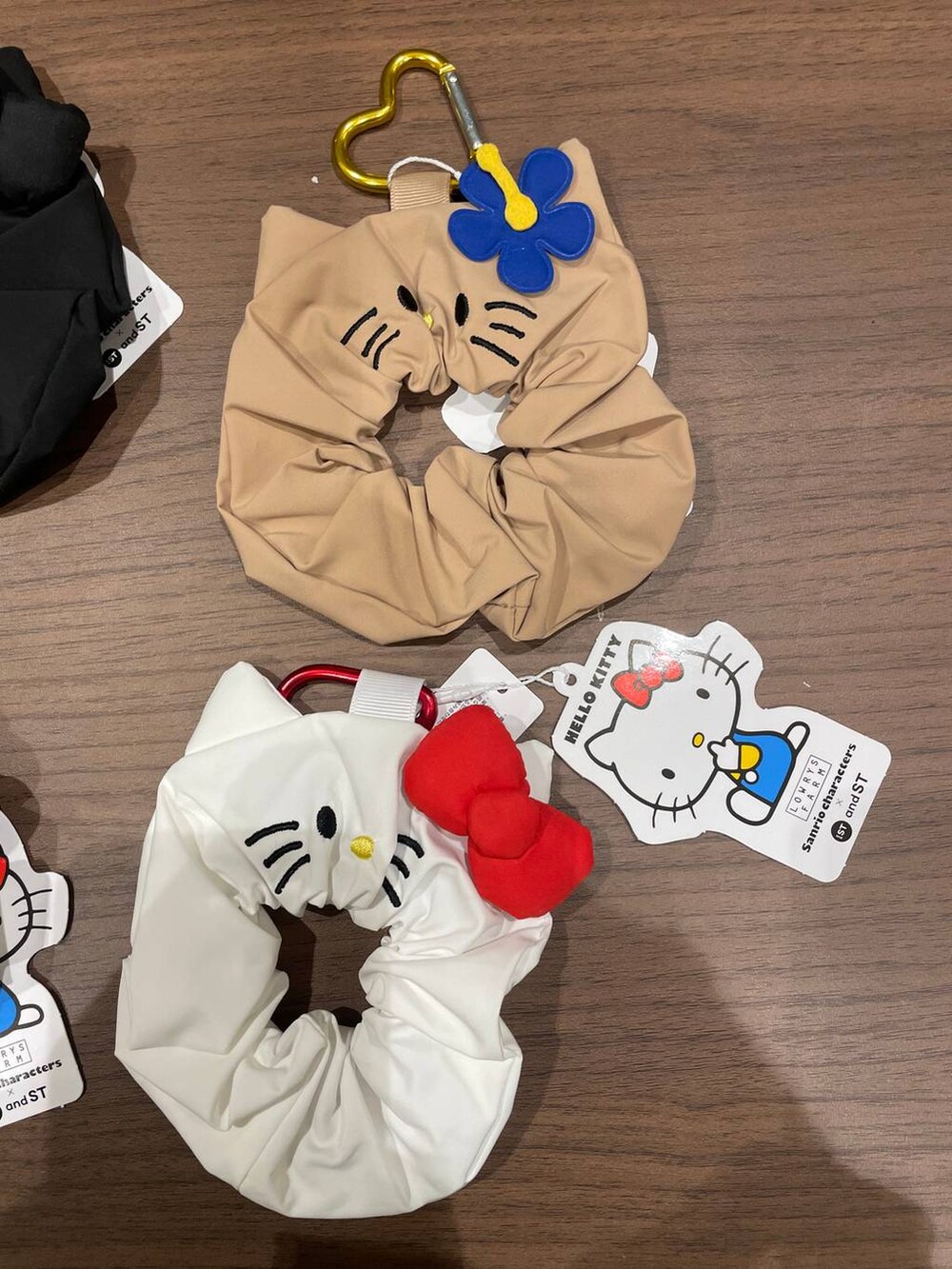 ブラック系のその他雑貨を着用したレディースの冬コーディネートの3枚目の写真