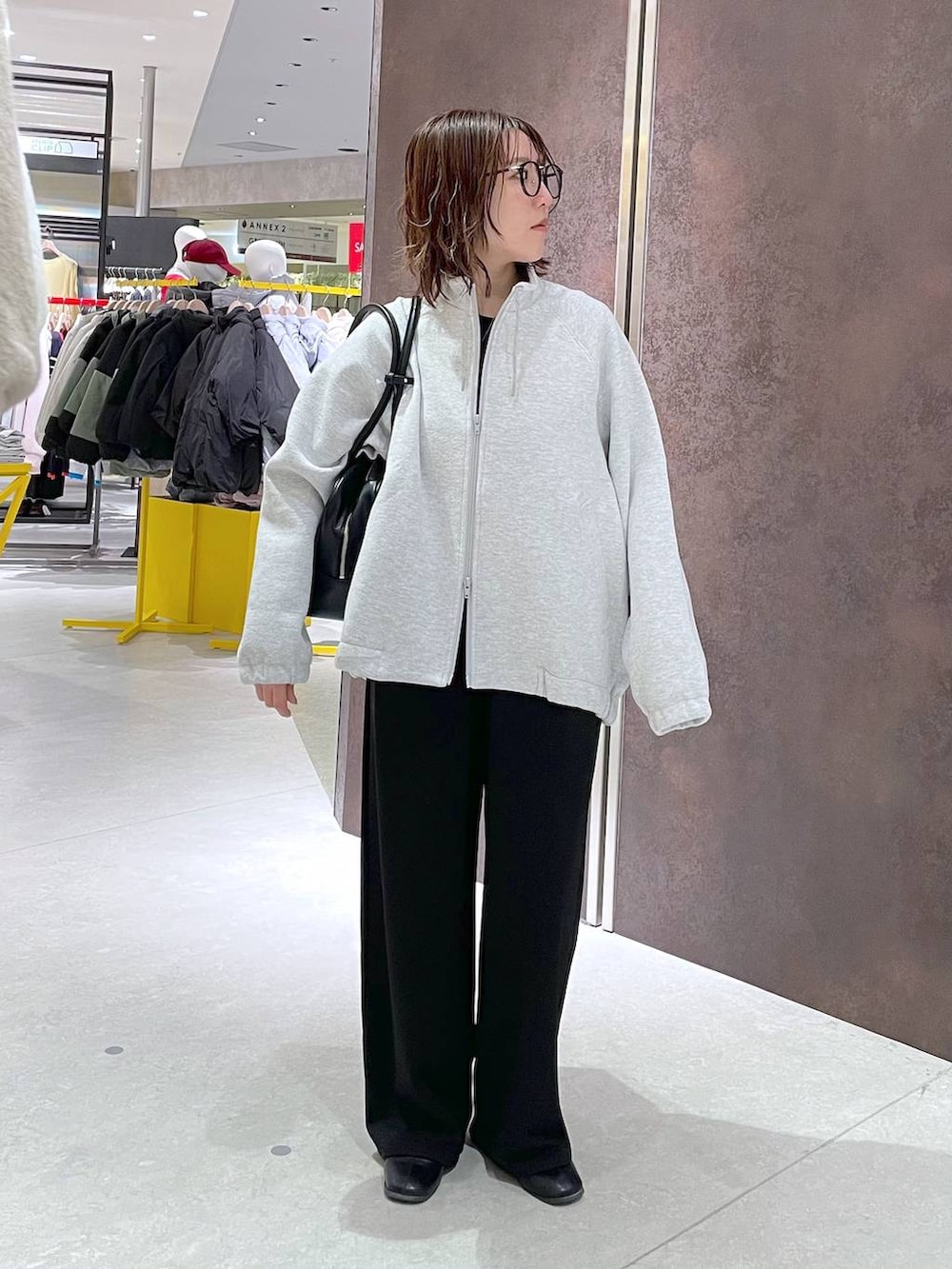 グレー系のブルゾン、ブラック系のサロペット/オーバーオール、ブラック系のボストンバッグを着用したレディースの冬コーディネートの6枚目の写真