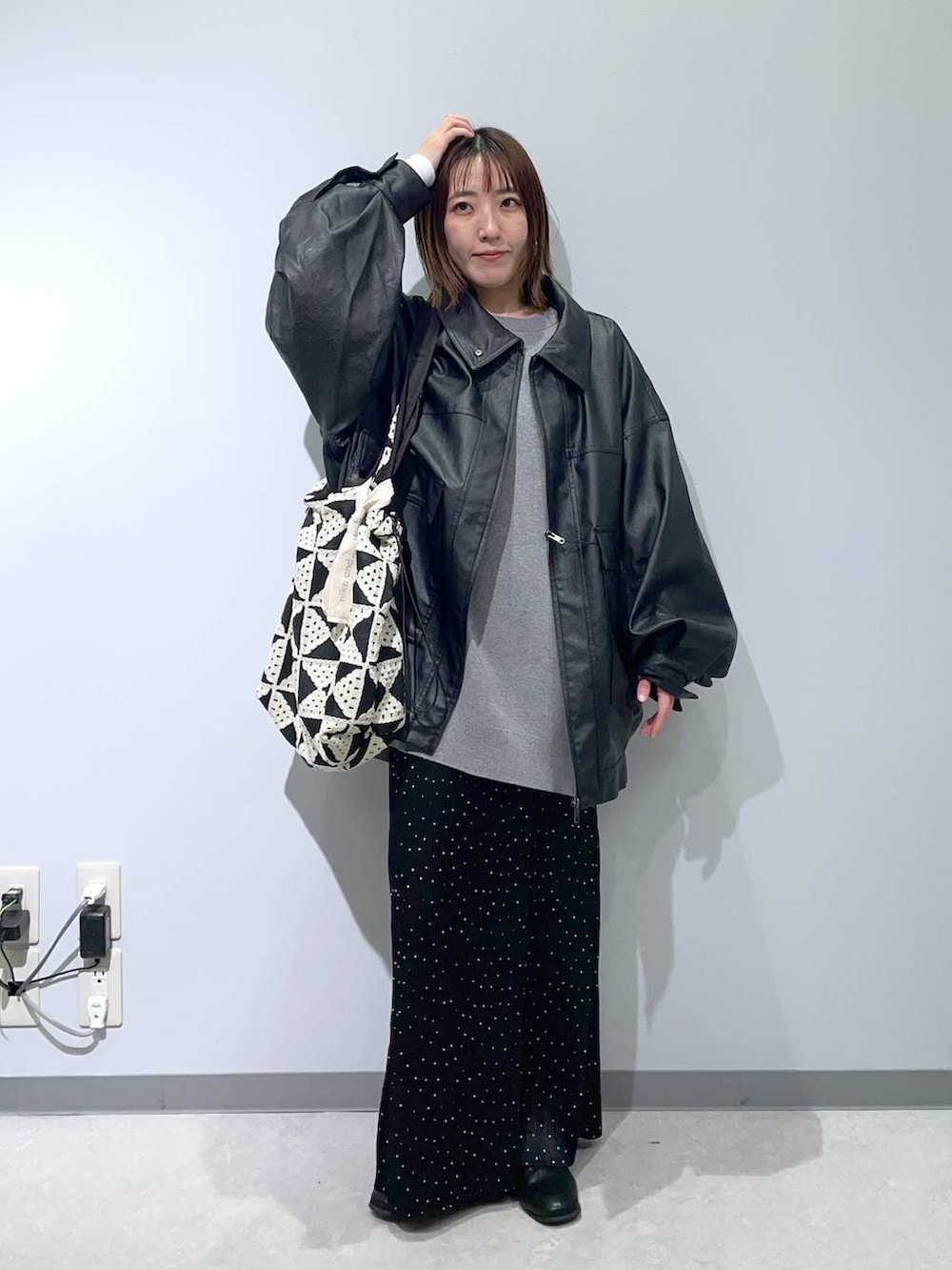 ホワイト系のTシャツ/カットソー、グレー系のニット/セーター、その他のスカートを着用したレディースの秋コーディネートの3枚目の写真