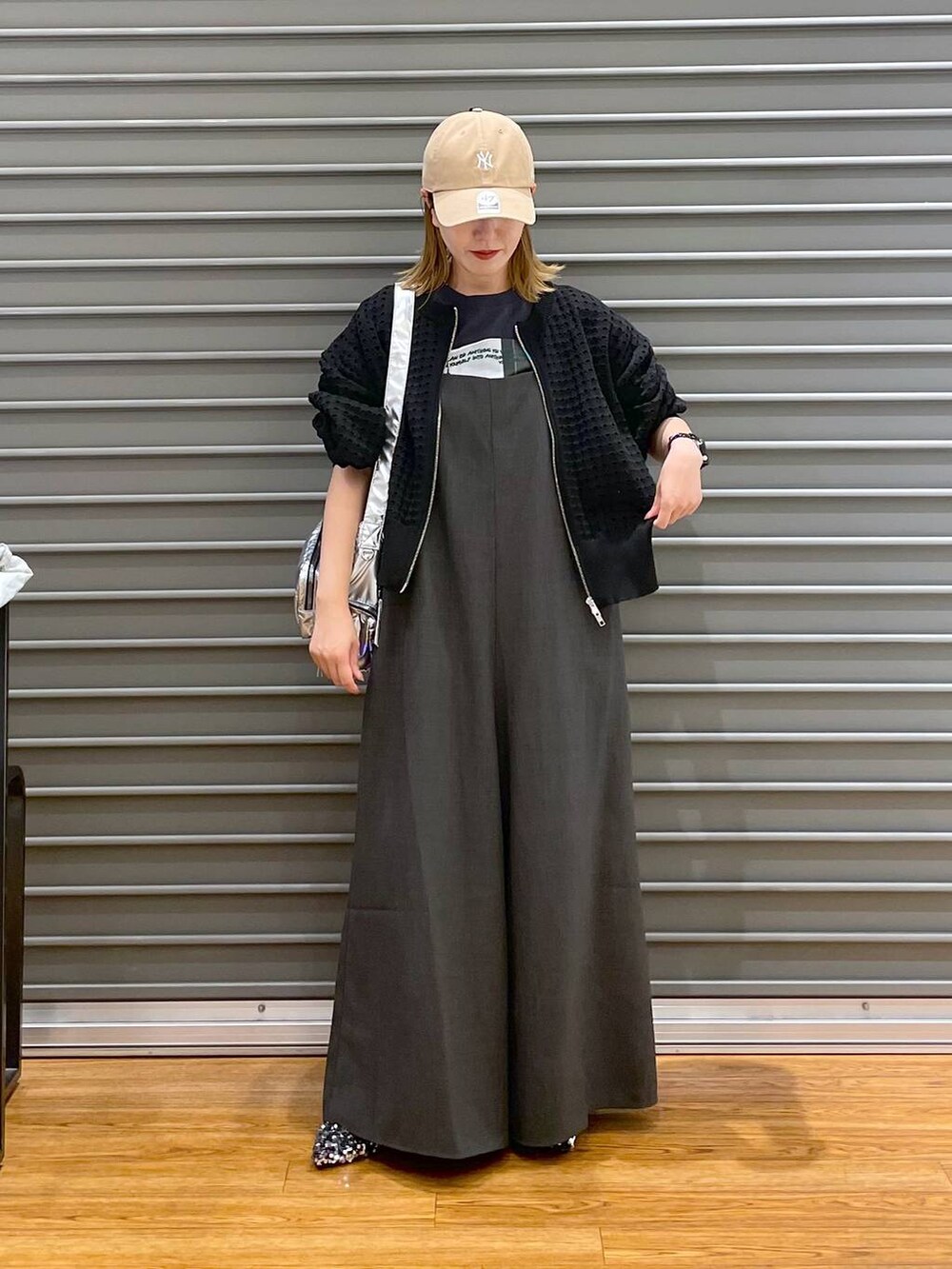 シルバー系のショルダーバッグ、シルバー系のパンプス、ブラック系のカーディガン/ボレロを着用したレディースの秋コーディネートの2枚目の写真