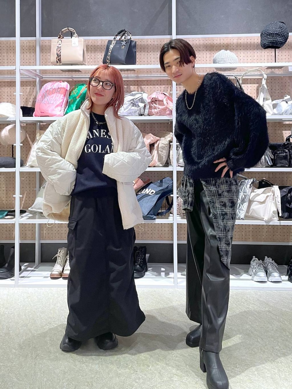 ブルー系のニット/セーター、ホワイト系のブルゾン、ブラック系のニット/セーターを着用したレディースの秋コーディネートの2枚目の写真