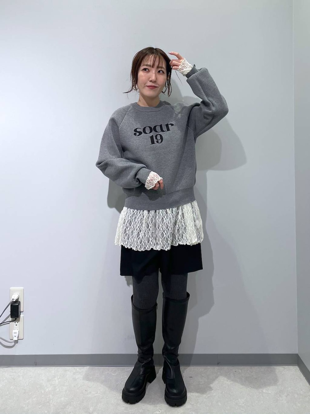 ブラック系のブーツ、ブラック系のその他パンツ、グレー系のニット/セーターを着用したレディースの冬コーディネートの3枚目の写真