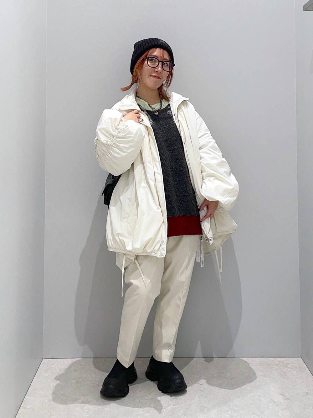 ホワイト系のその他パンツ、ブラック系のブーツ、ホワイト系のブルゾンを着用したレディースの秋コーディネートの2枚目の写真
