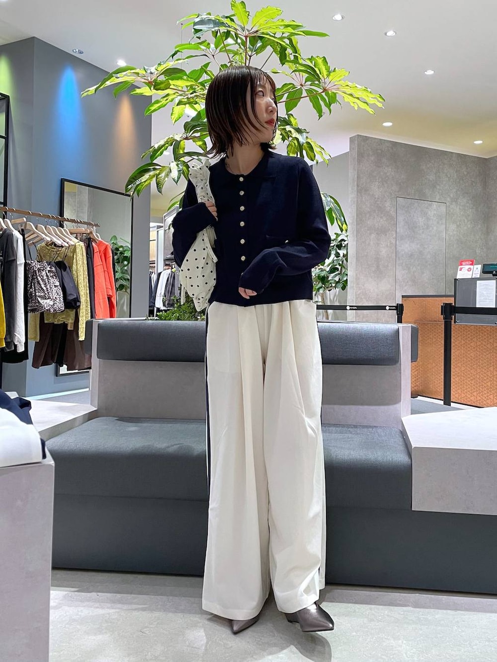 ブルー系のカーディガン/ボレロ、ホワイト系のショルダーバッグ、その他のパンプスを着用したレディースの秋コーディネートの2枚目の写真