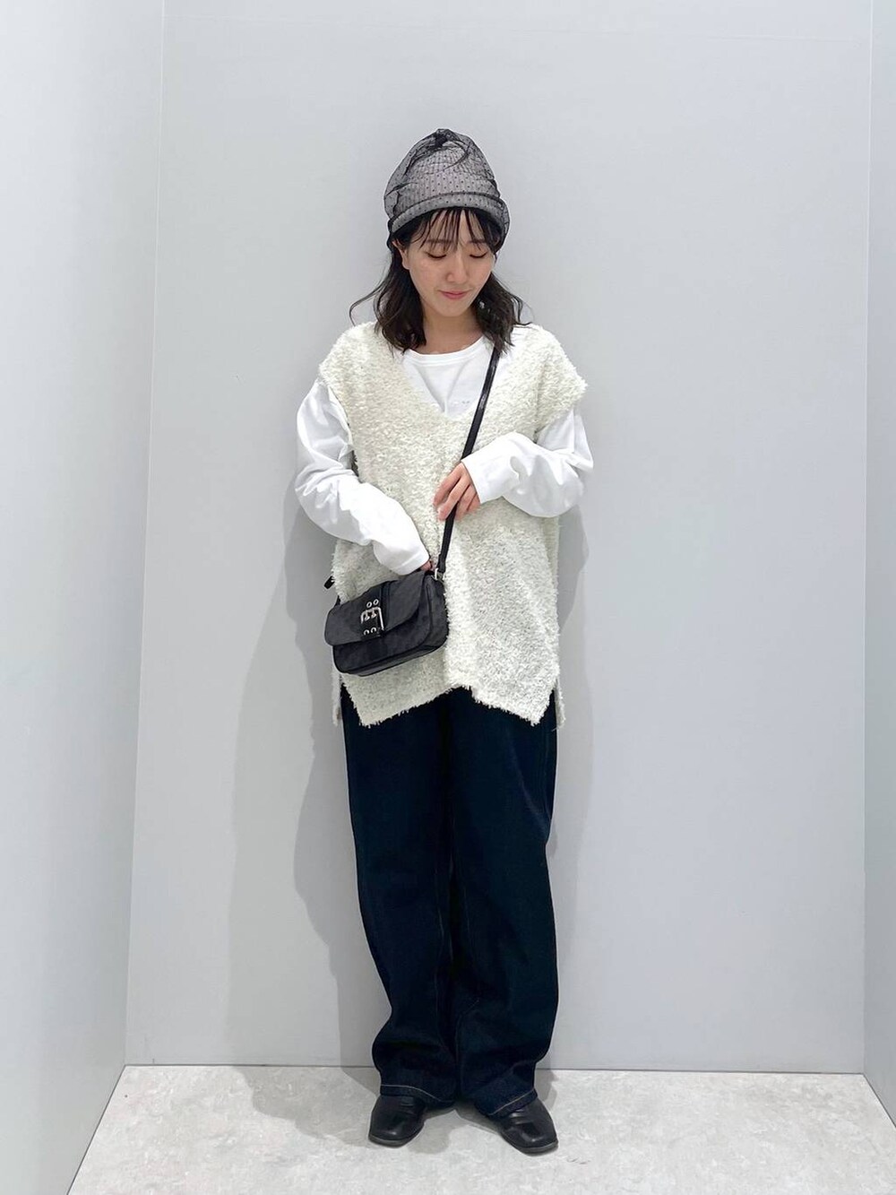 「低身長、カジュアル、ベーシック/シンプル、体型カバー、高見え、ゆったり、LEPSIM」｜「GLOBAL WORKのGOODデニムバギーパンツ/118365（デニムパンツ、ブルー系）」を使った、manaさん（レディース・153cm）の春コーディネートの4枚目の写真